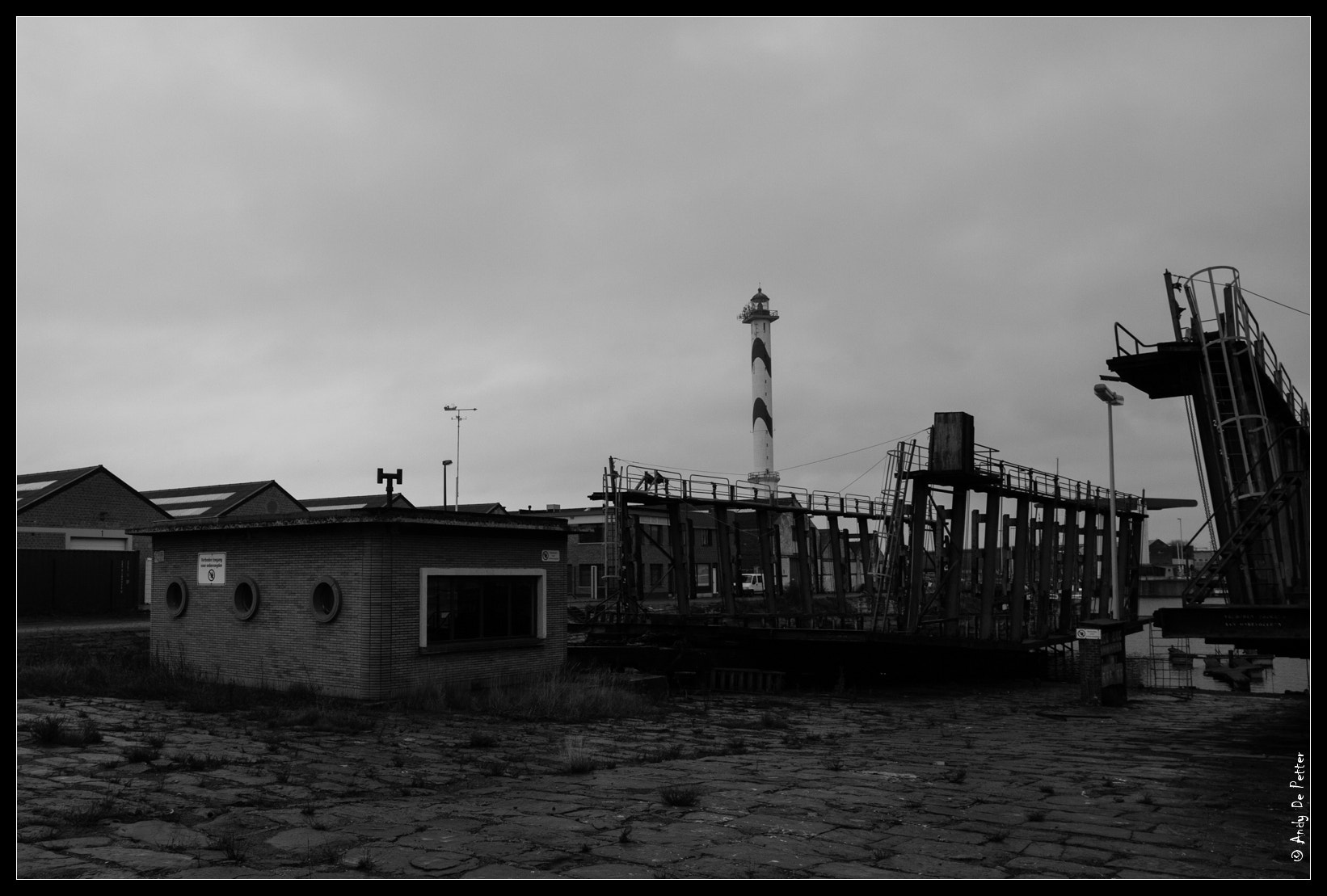 Canon EOS 400D (EOS Digital Rebel XTi / EOS Kiss Digital X) + Canon EF 16-35mm F4L IS USM sample photo. Ostend, belgium photography