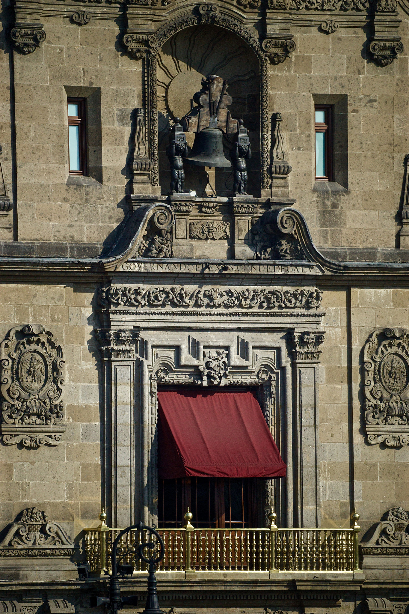 Sony a99 II + Sony 500mm F8 Reflex sample photo. "balcón de palacio nacional" photography