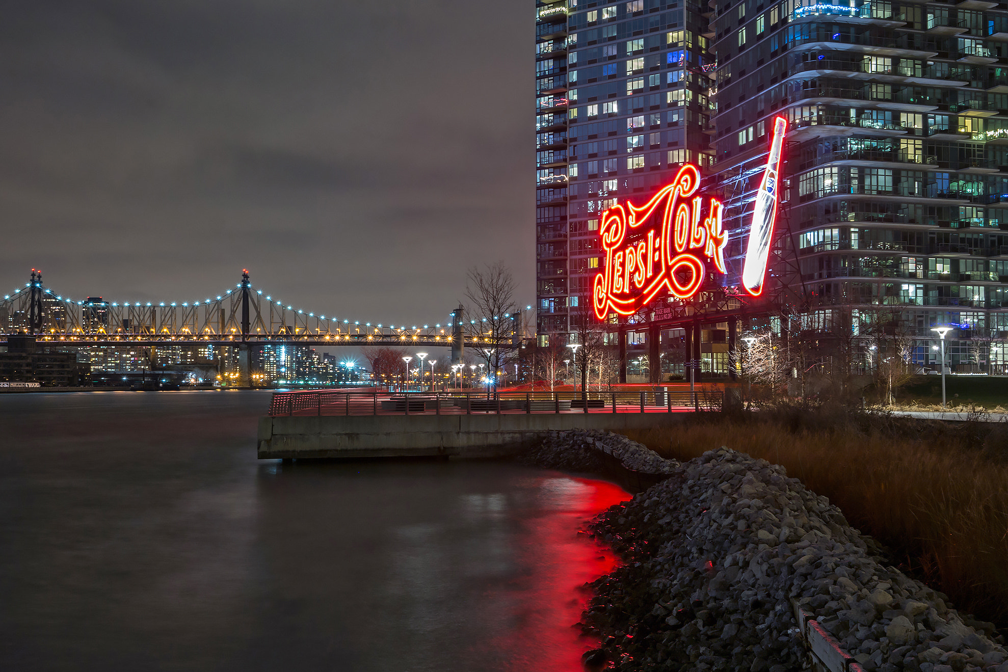 Samsung NX300 + Samsung NX 20-50mm F3.5-5.6 ED sample photo. Nyc pepsi sign photography