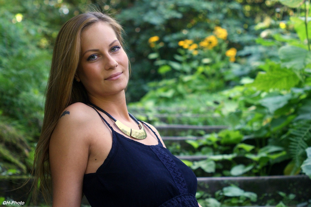 Sony Alpha DSLR-A300 + Sony DT 50mm F1.8 SAM sample photo. Pretty girl photography