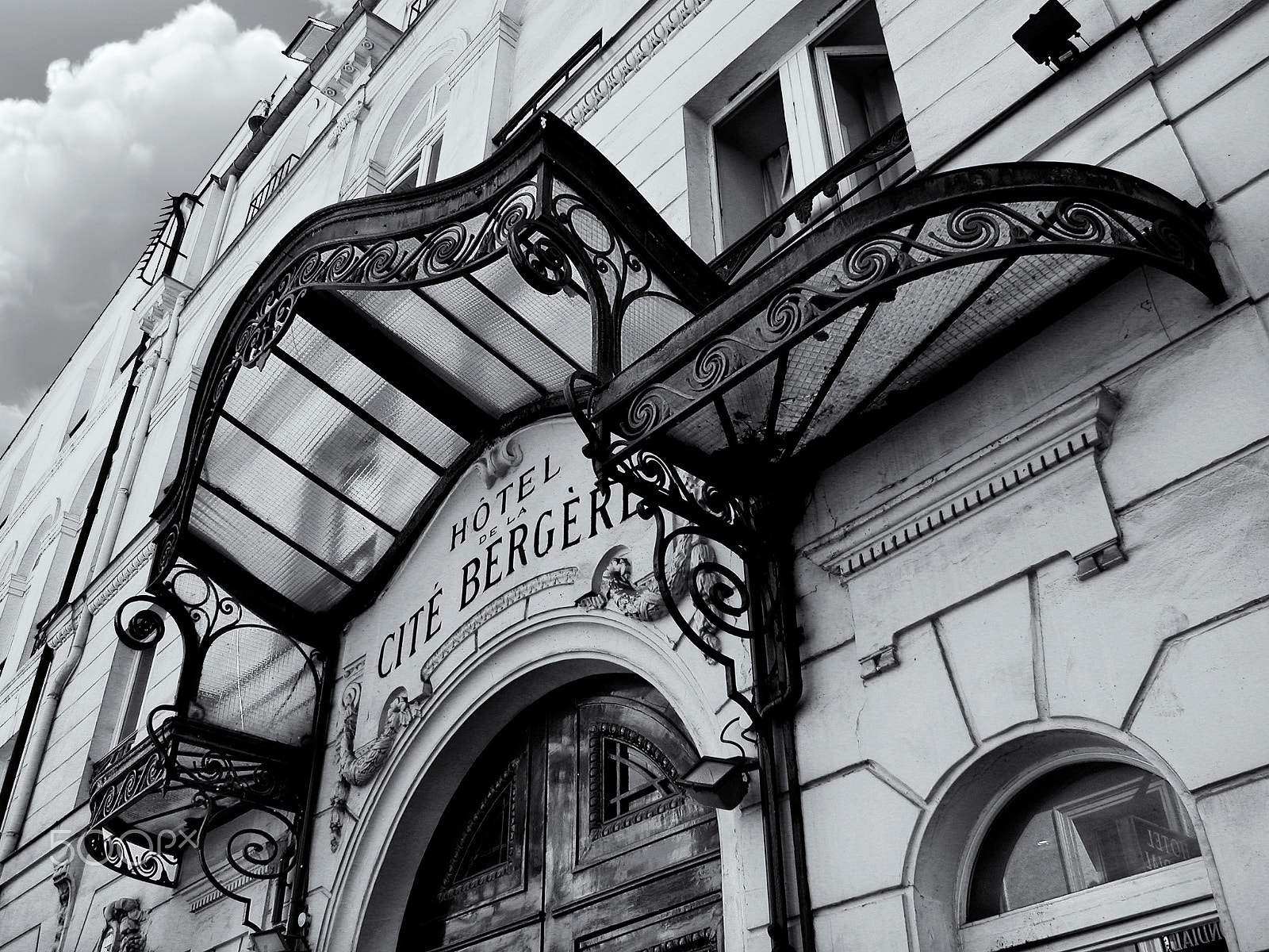 Nikon E5000 sample photo. Porch new art - paris - france photography