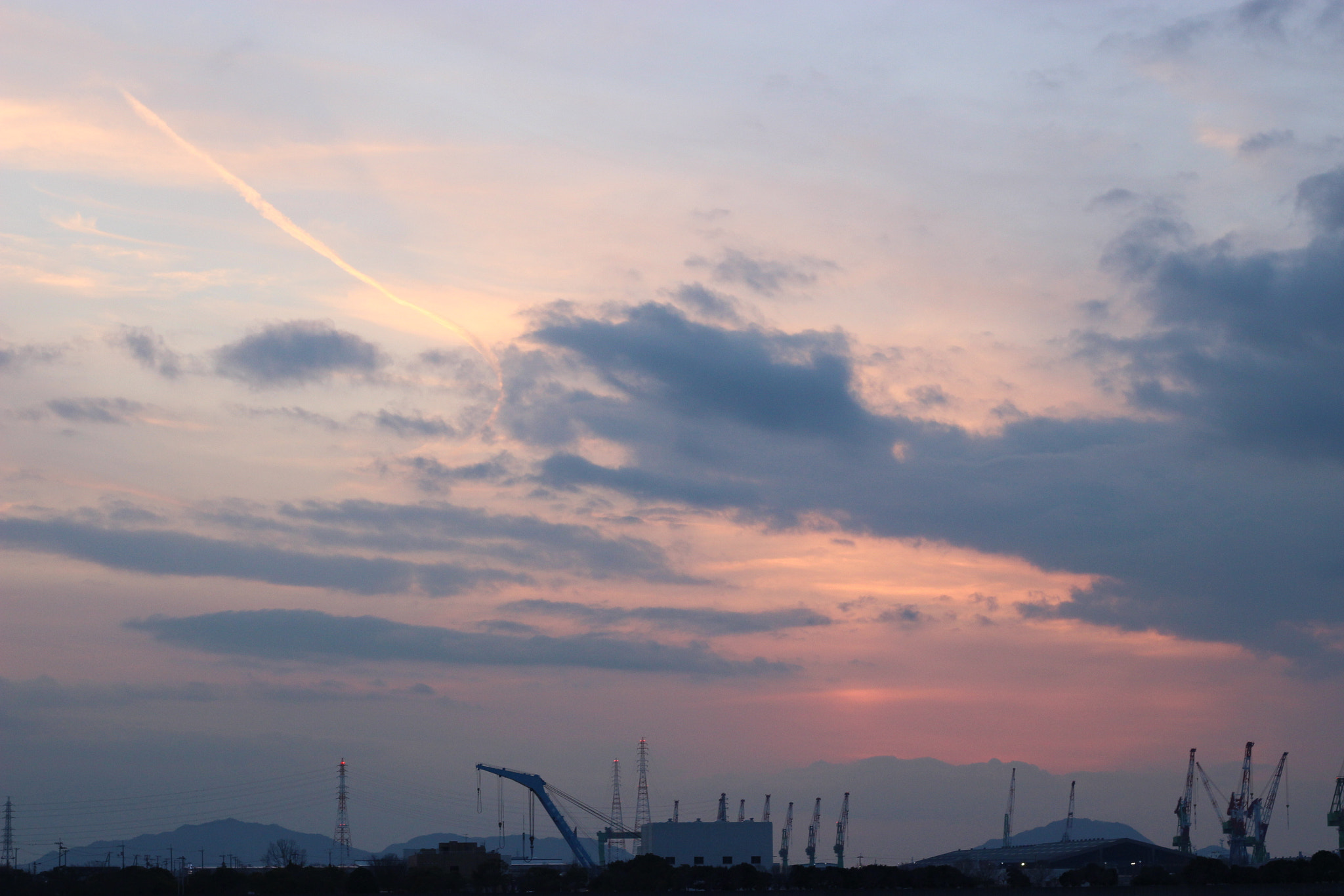Canon EOS 100D (EOS Rebel SL1 / EOS Kiss X7) sample photo. A vapor trail in the pink sky photography