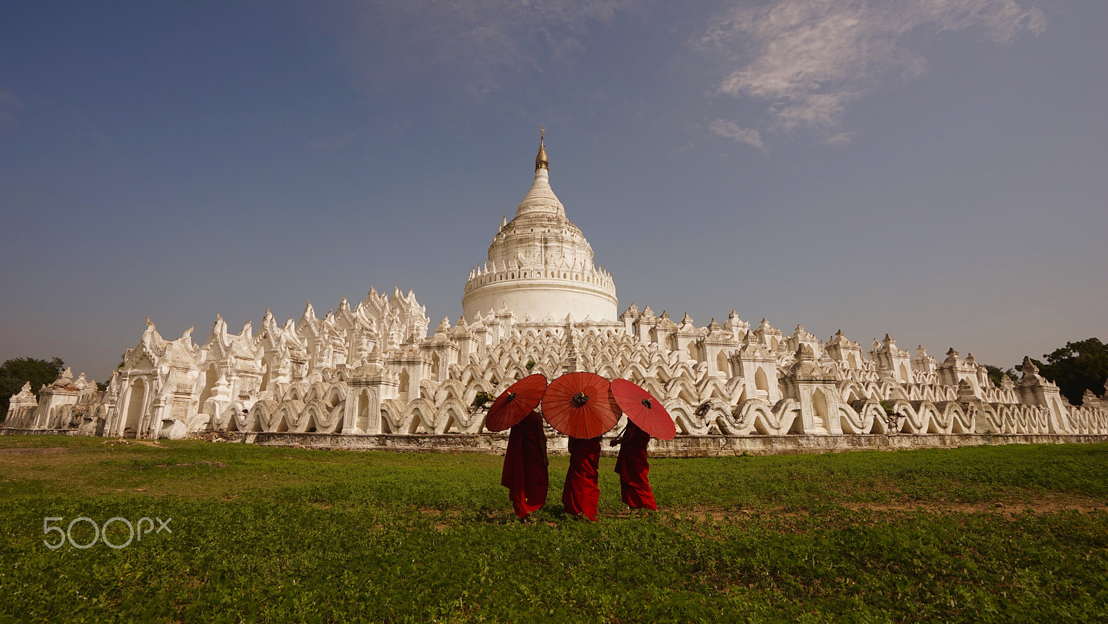 Sony a7 + Sony Vario-Tessar T* FE 16-35mm F4 ZA OSS sample photo. Wavy pagoda photography