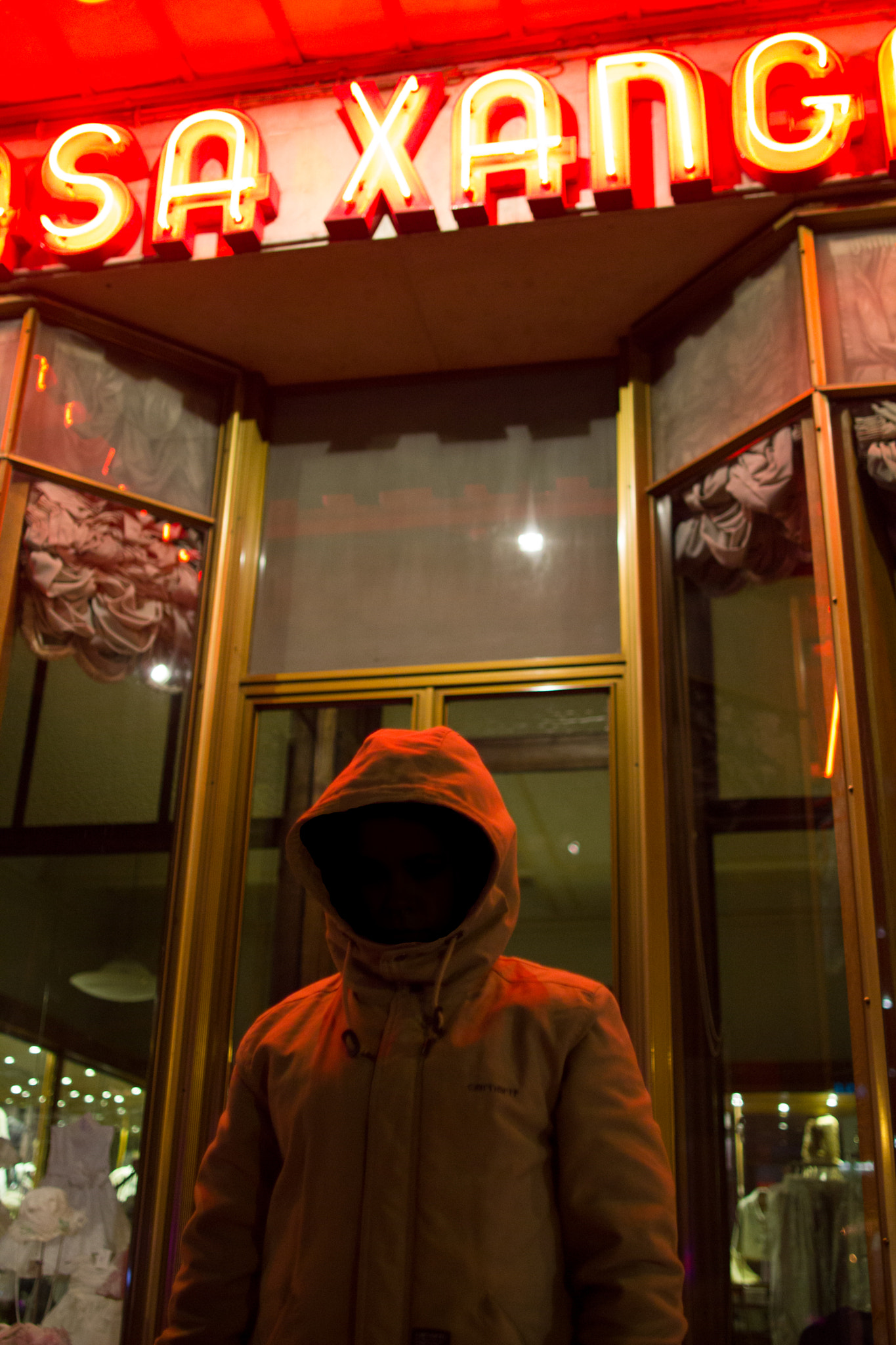 Canon EOS 550D (EOS Rebel T2i / EOS Kiss X4) + Canon EF 24mm F1.4L II USM sample photo. Neons all night photography
