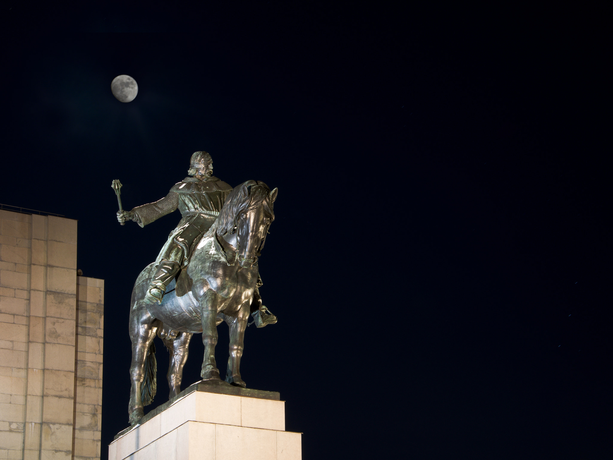 18.00 - 105.00 mm f/3.5 - 5.6 sample photo. Jan zizka and moon photography