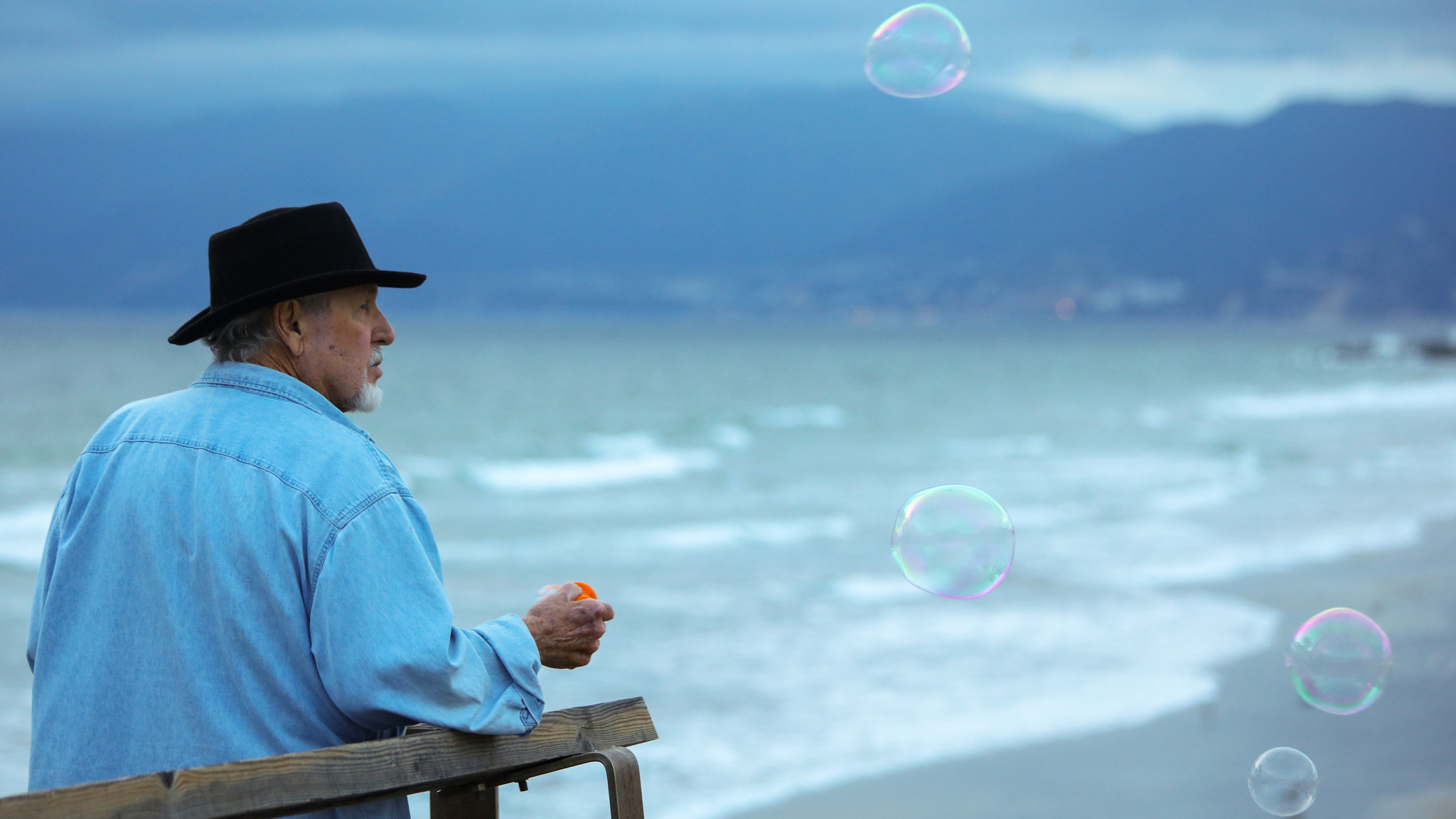 Canon EOS 5DS + Canon EF 70-300mm F4-5.6 IS USM sample photo. Bubble man photography