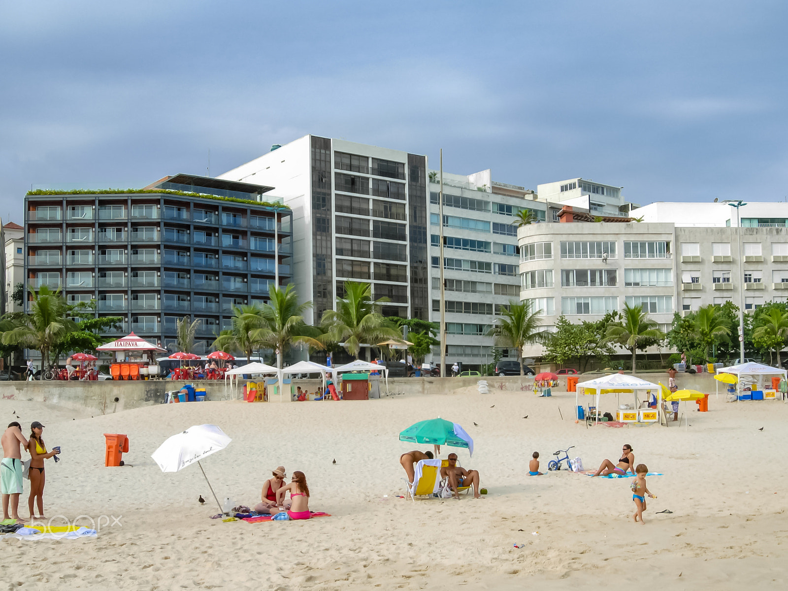 Nikon COOLPIX P3 sample photo. Rio de janeiro, brazil - jan 24, 2008: ipanema beach with tourists photography