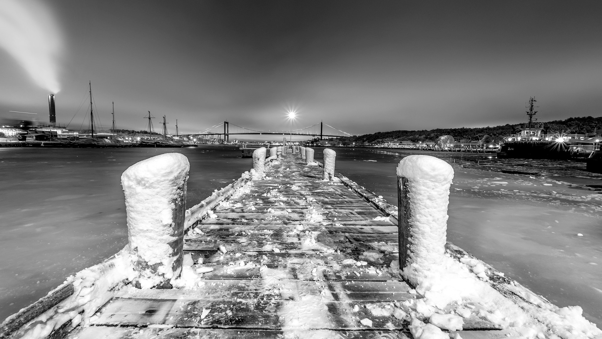 Panasonic Lumix DMC-GX8 + Olympus M.Zuiko Digital ED 7-14mm F2.8 PRO sample photo. Cold night photography