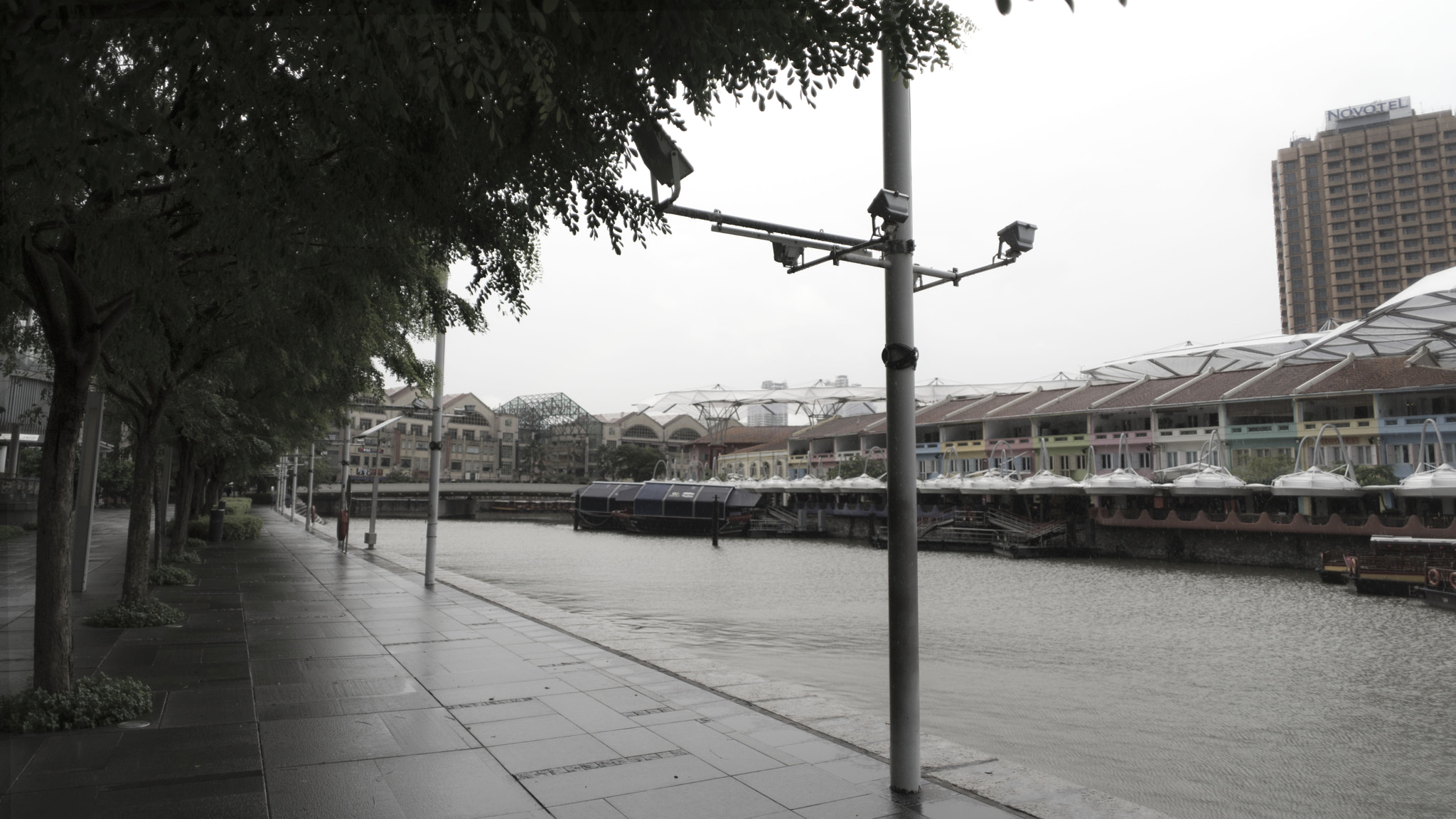 Sony a7 + Sony 20mm F2.8 sample photo. Clarke quay on a downcast day photography