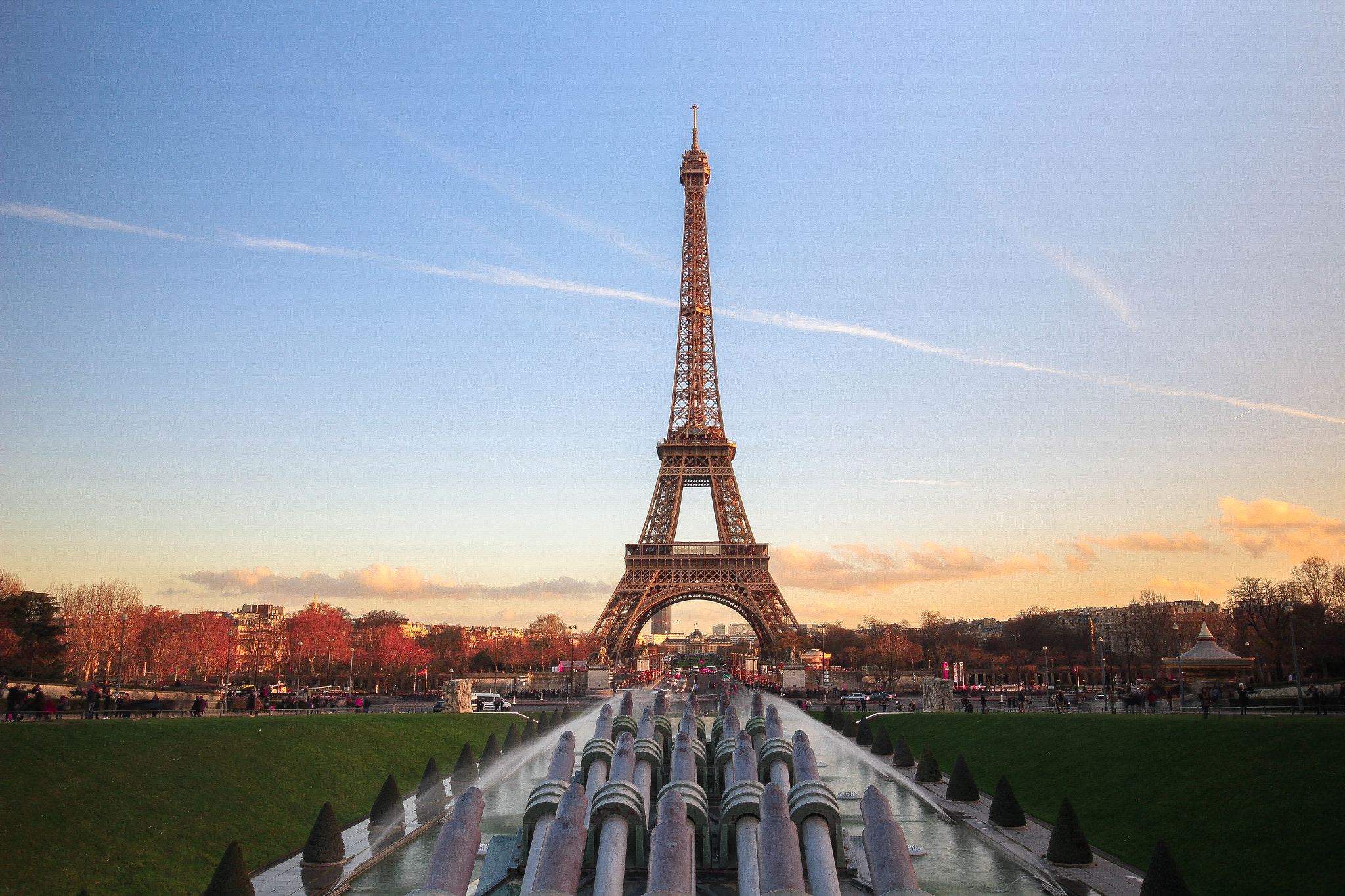 Canon EOS 700D (EOS Rebel T5i / EOS Kiss X7i) + Canon EF 16-35mm F4L IS USM sample photo. The eiffel tower at sunset photography