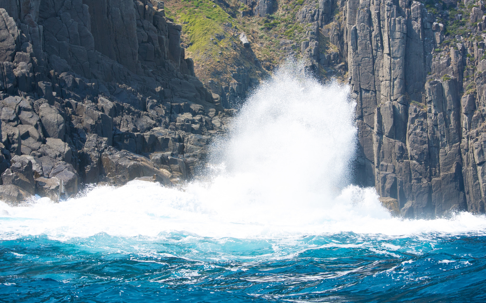 Nikon 1 Nikkor VR 30-110mm F3.8-5.6 sample photo. Cliffs of the tasman peninsula photography