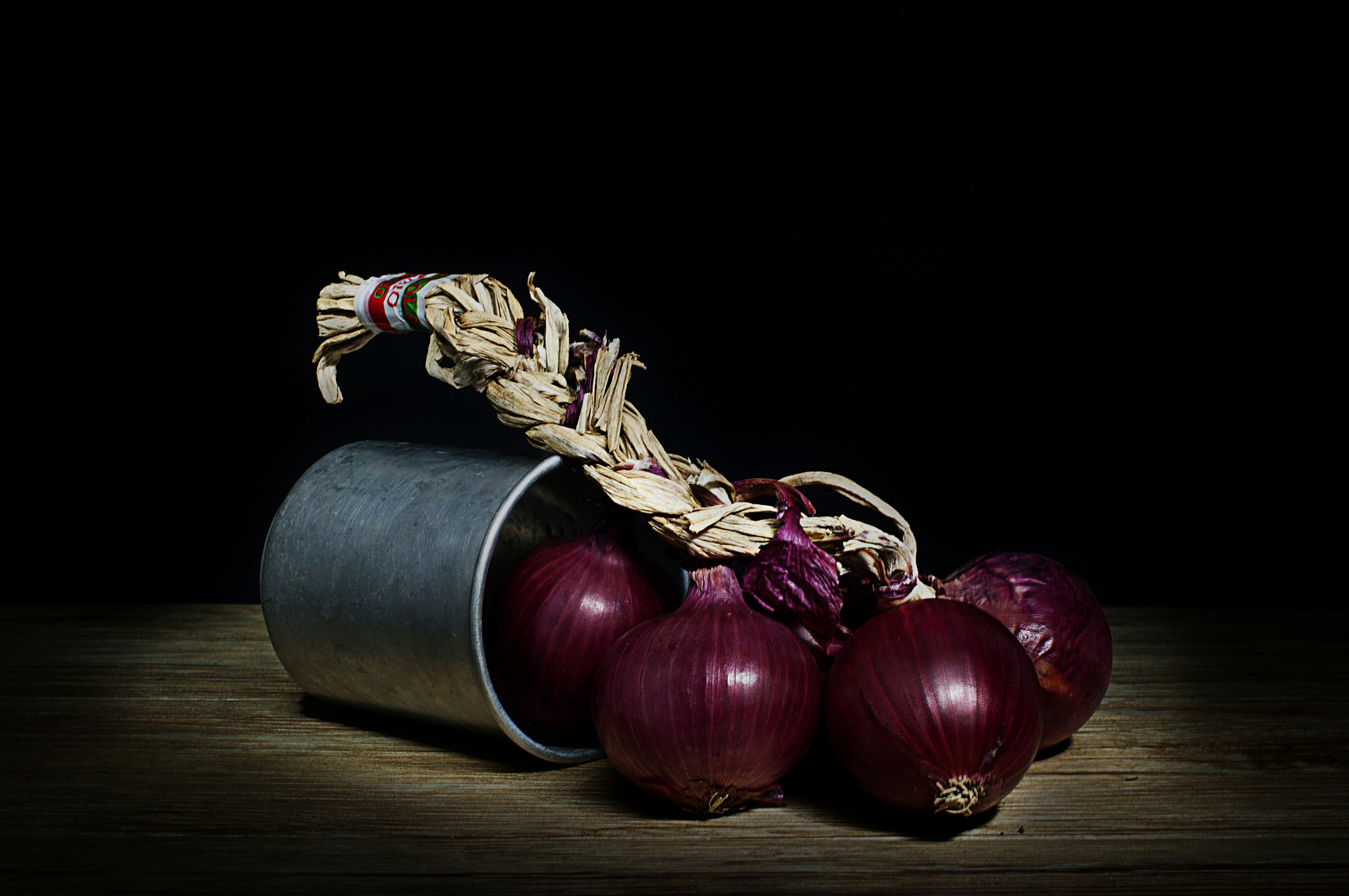 Pentax K20D + Pentax smc FA 43mm F1.9 Limited sample photo. Jar with red onions photography