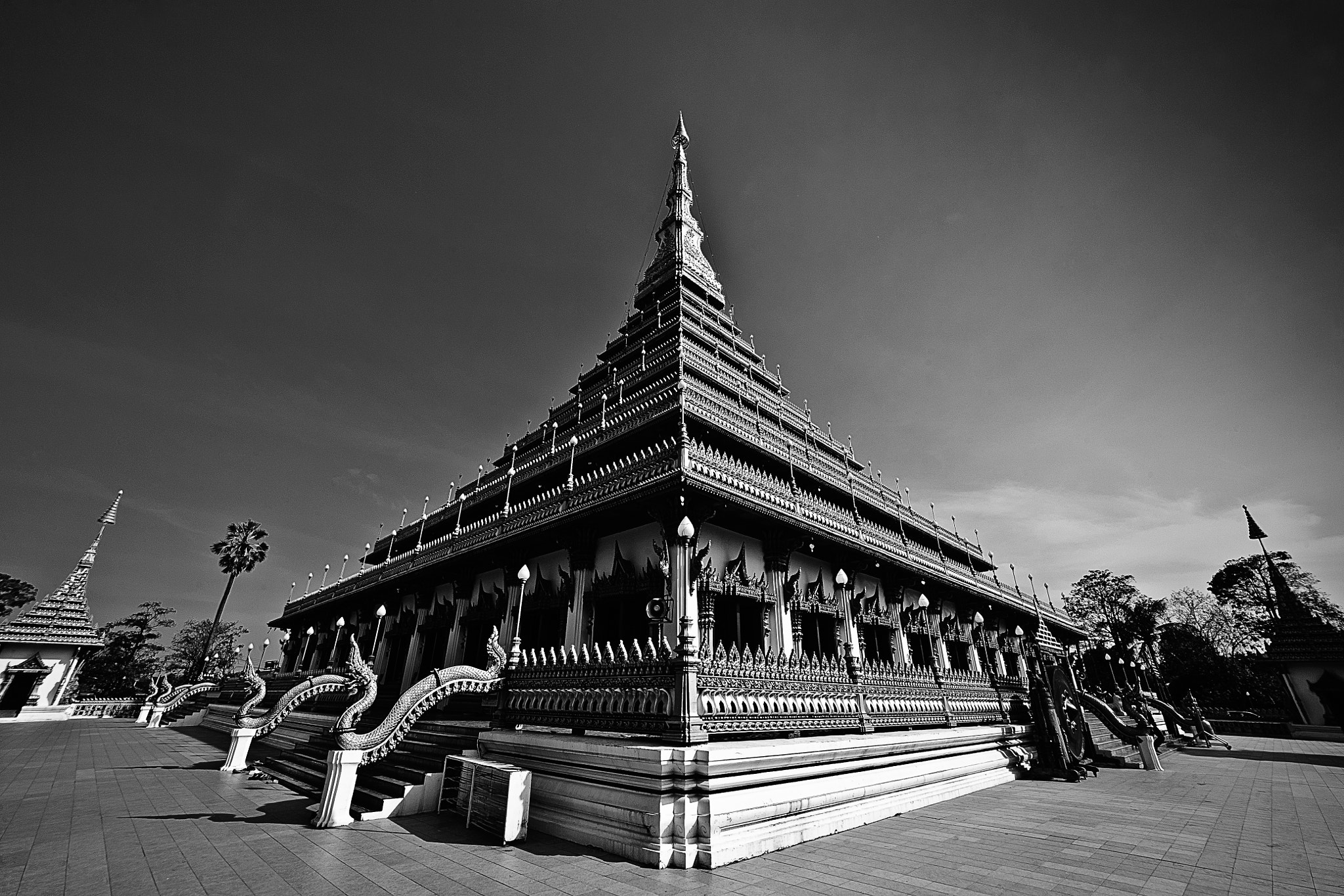 Nikon D700 + Sigma 14mm F2.8 EX Aspherical HSM sample photo. Phra mahathat kaen nakhon photography