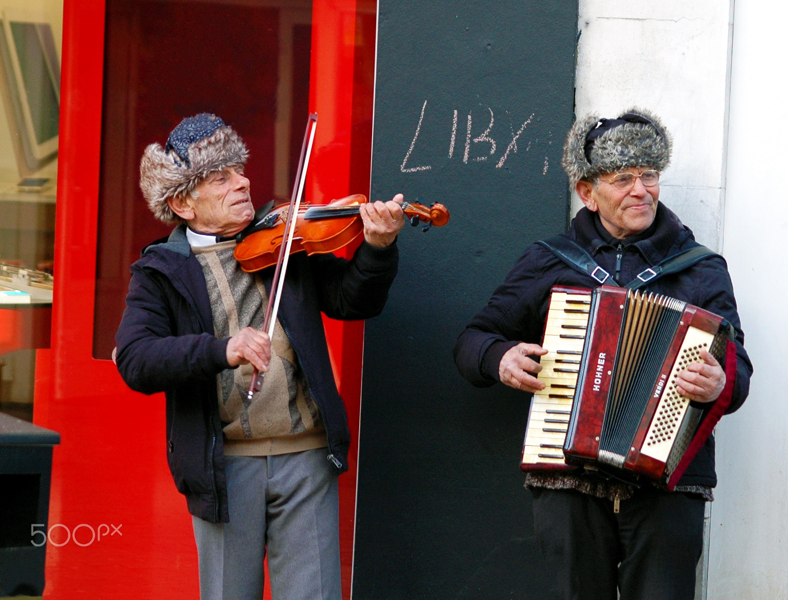 Nikon D70s + Tamron SP 70-300mm F4-5.6 Di VC USD sample photo. Yuri...you just played a flat note. buskers photography