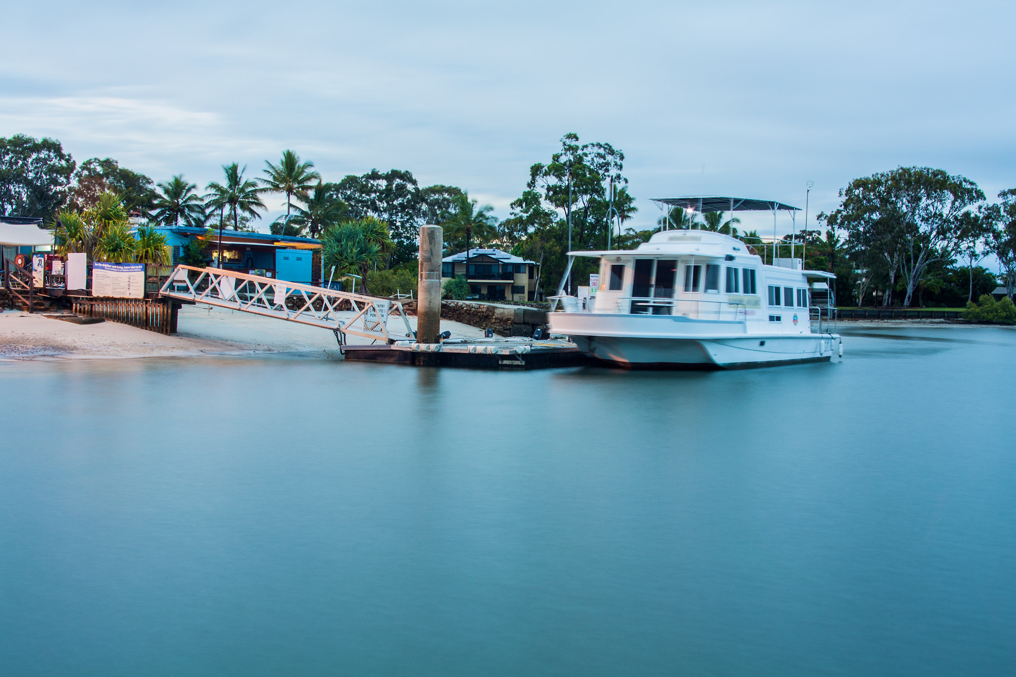 Tamron AF 28-200mm F3.8-5.6 XR Di Aspherical (IF) Macro sample photo. Dolphin centre (long exposure) photography