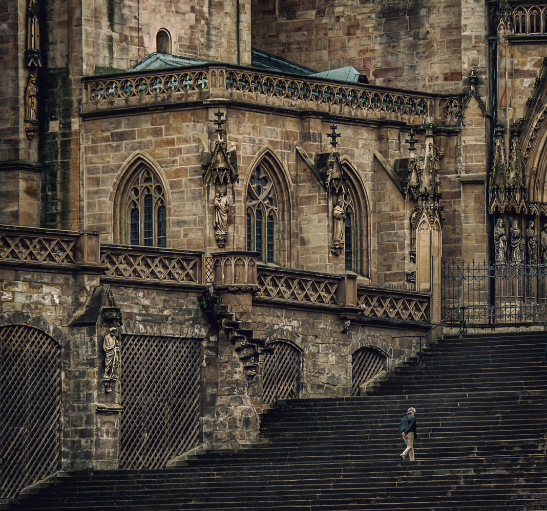 Sony Alpha DSLR-A700 + Tamron SP AF 70-200mm F2.8 Di LD (IF) MACRO sample photo. One on the steps - erfurt, cathedral photography