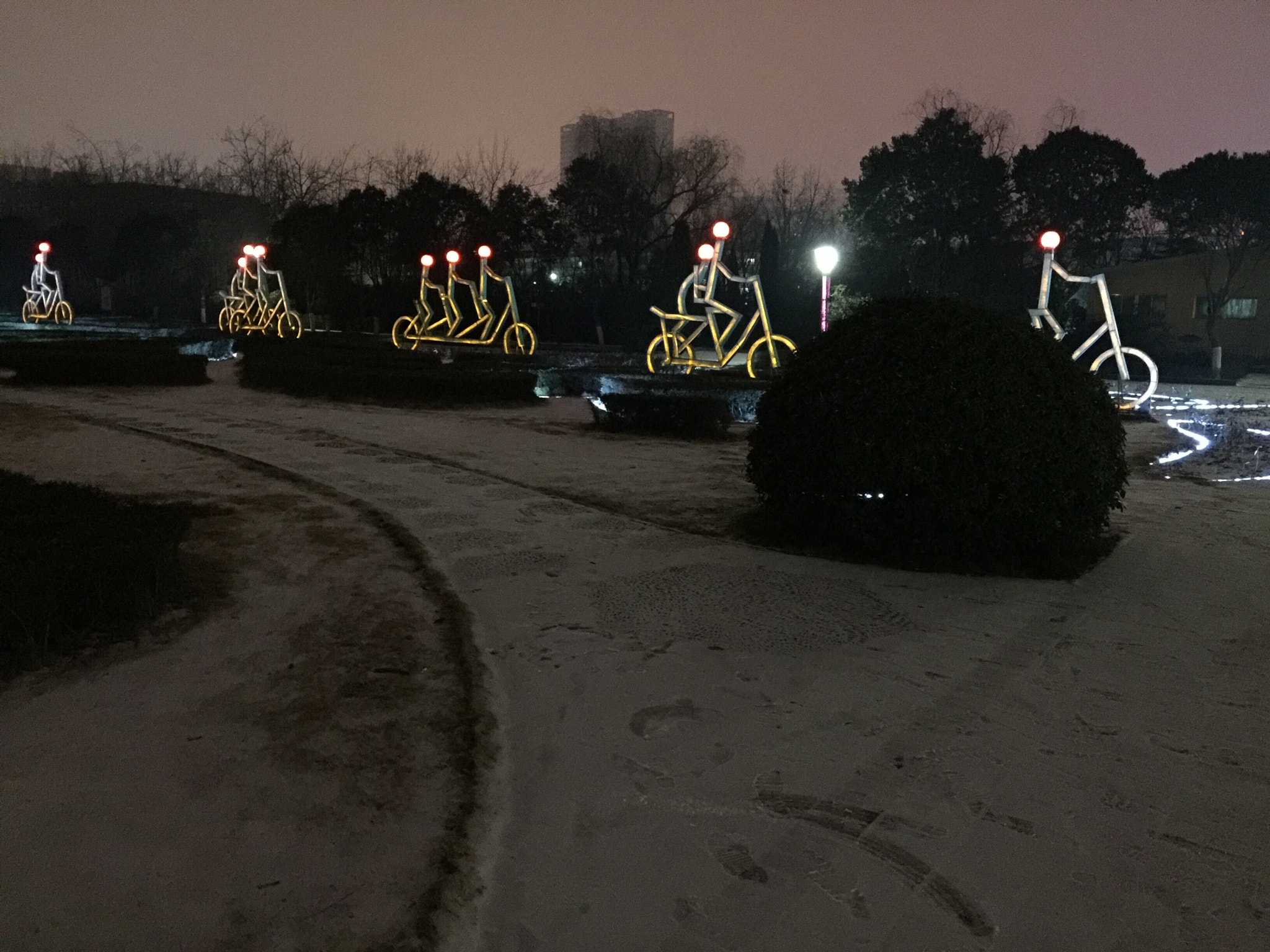 Apple iPhone 6+ sample photo. 雪夜骑行 photography