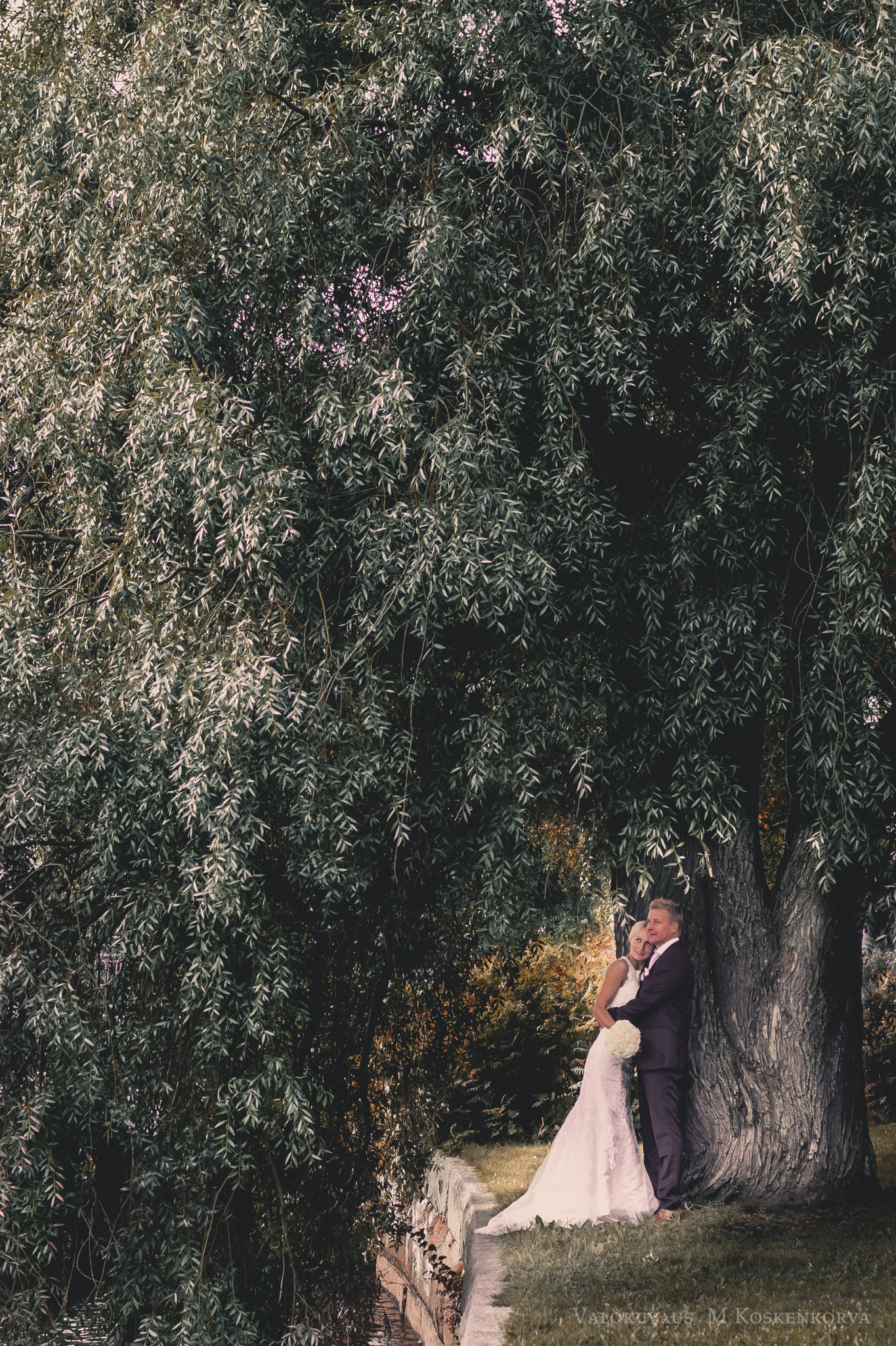 Canon EF 35mm F1.4L USM sample photo. Under the willow tree photography