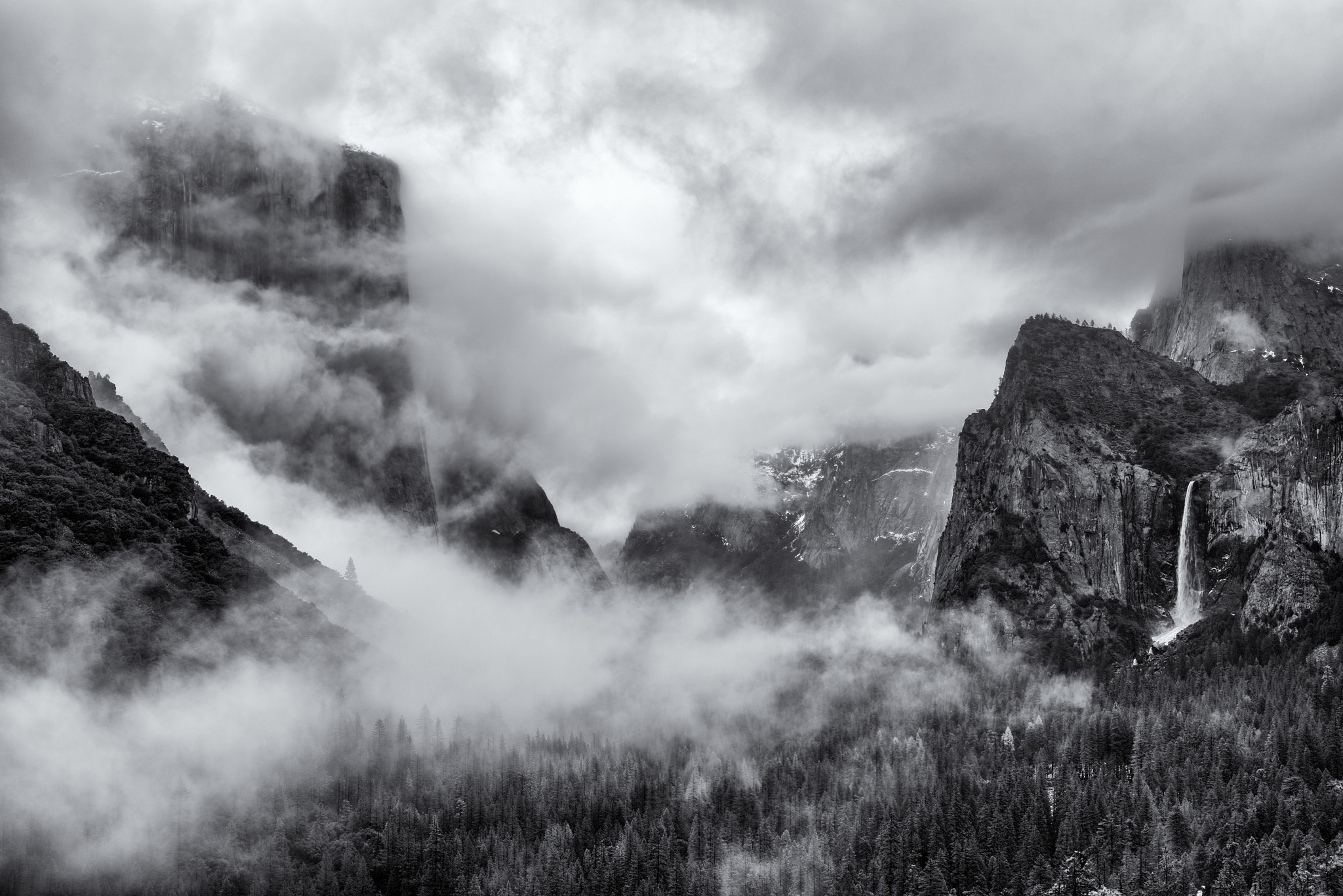 Nikon D810 + ZEISS Otus 55mm F1.4 sample photo. Yosemite mist photography