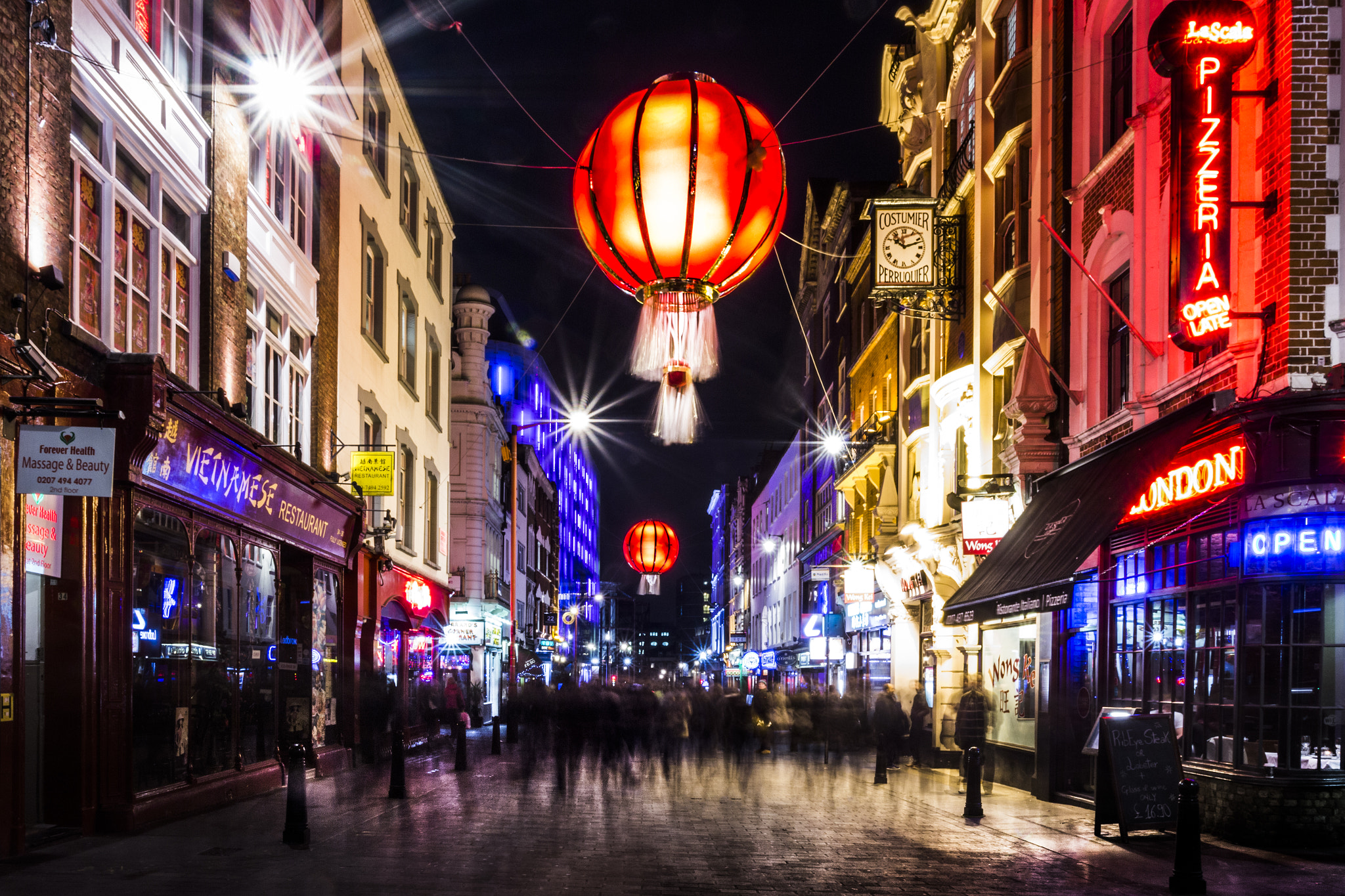 Canon EOS 100D (EOS Rebel SL1 / EOS Kiss X7) + Canon EF 17-40mm F4L USM sample photo. Chinatown lanterns photography