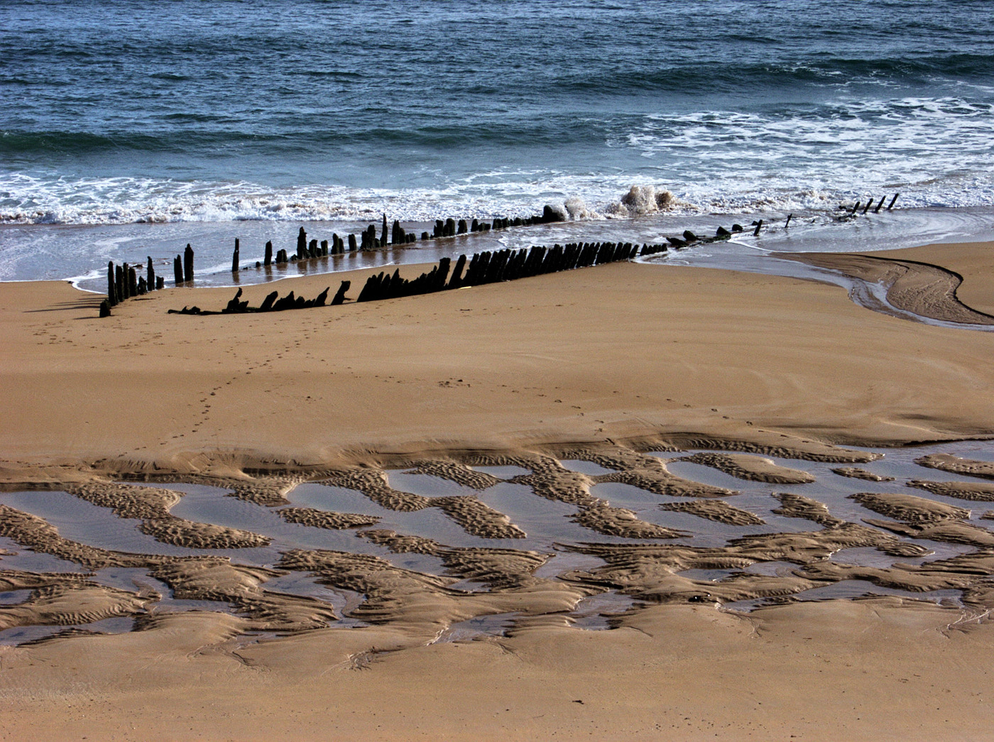 Olympus E-10 sample photo. Shipwreck photography