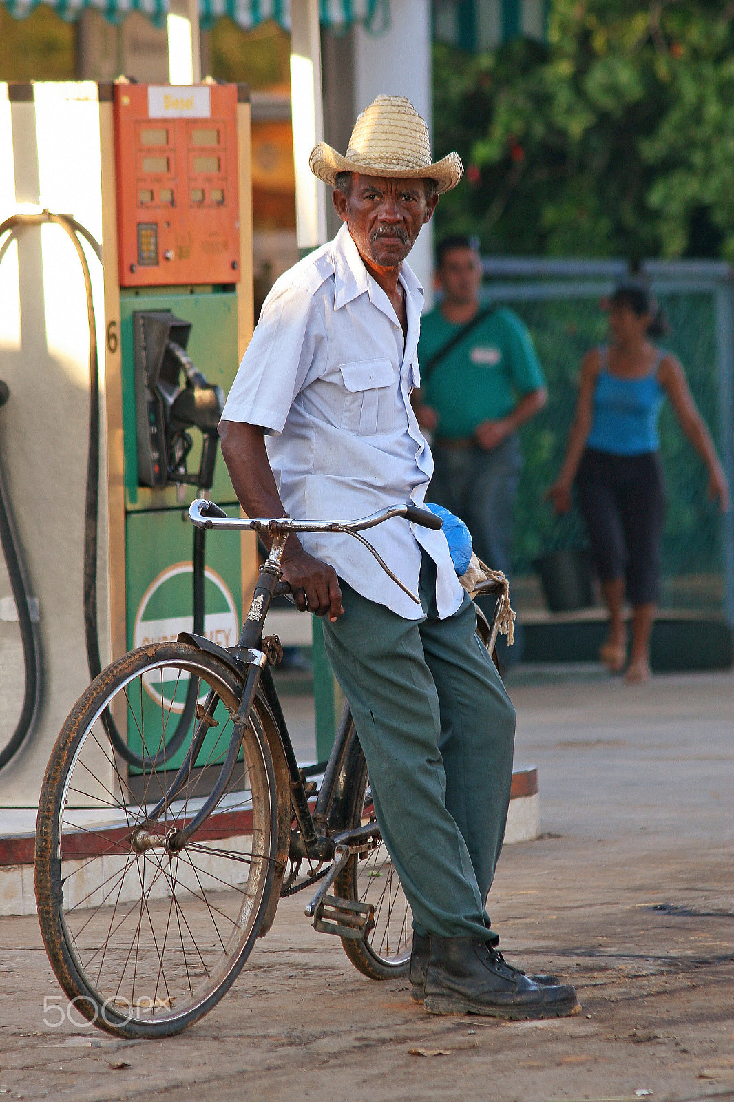 Canon EF 75-300mm F4.0-5.6 IS USM sample photo. Gas station photography