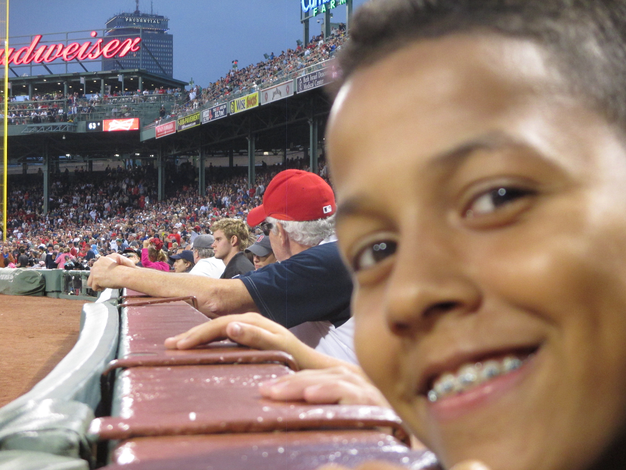 Canon PowerShot ELPH 130 IS (IXUS 140 / IXY 110F) sample photo. Boston kid at fenway park. pure happiness. boston. photography