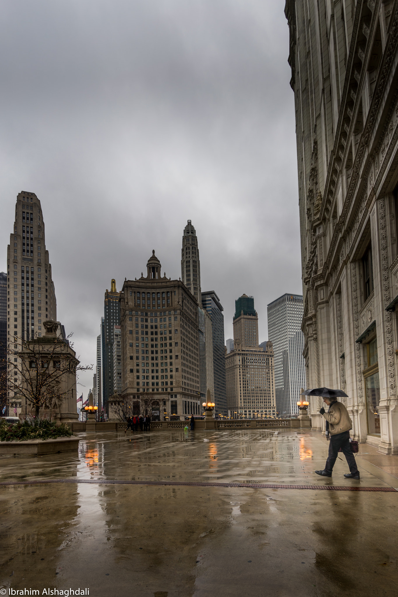 Sony a7 + Sony E 10-18mm F4 OSS sample photo. A tourist under the rain photography