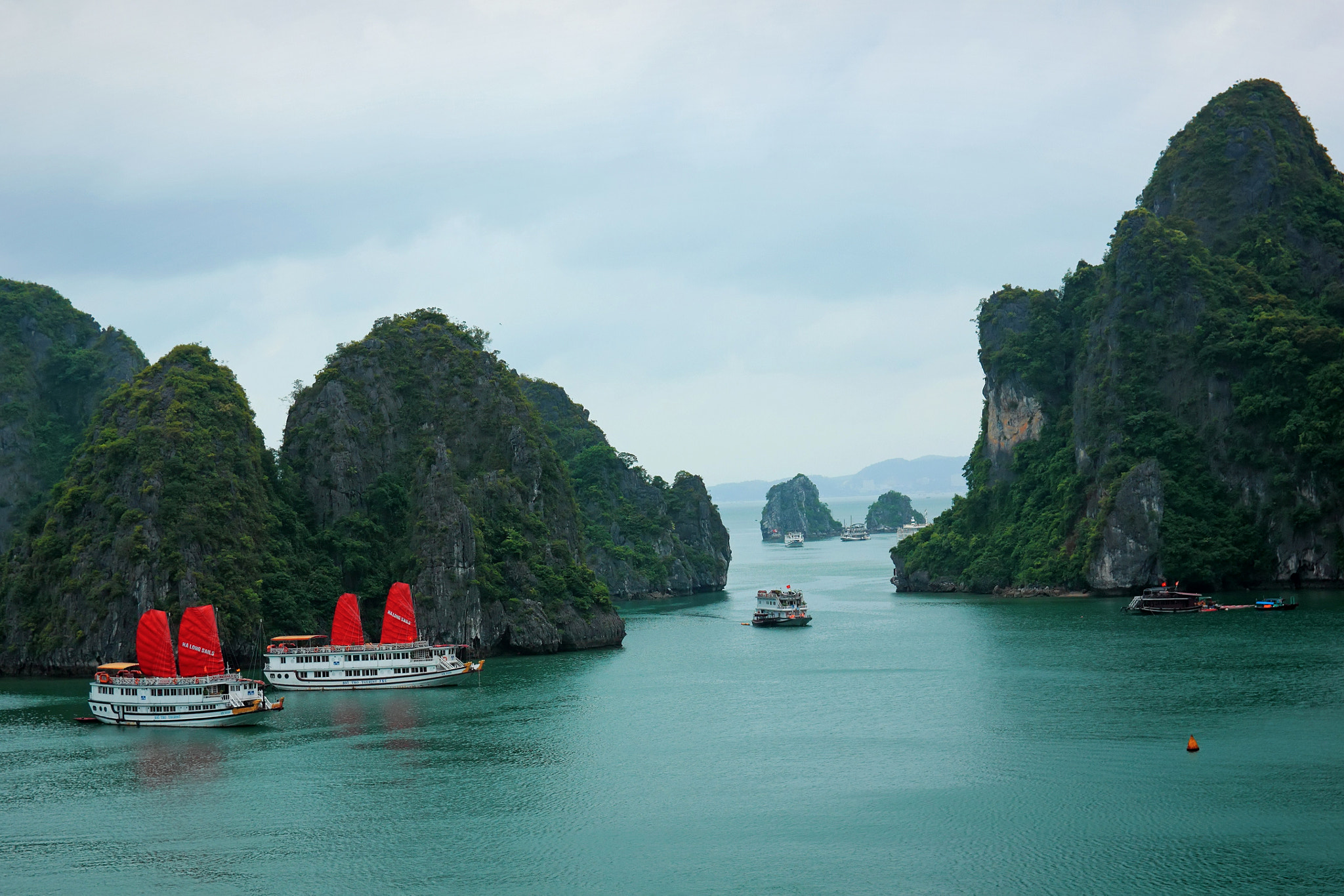 Canon EOS 550D (EOS Rebel T2i / EOS Kiss X4) sample photo. Emerald morning on halong bay photography