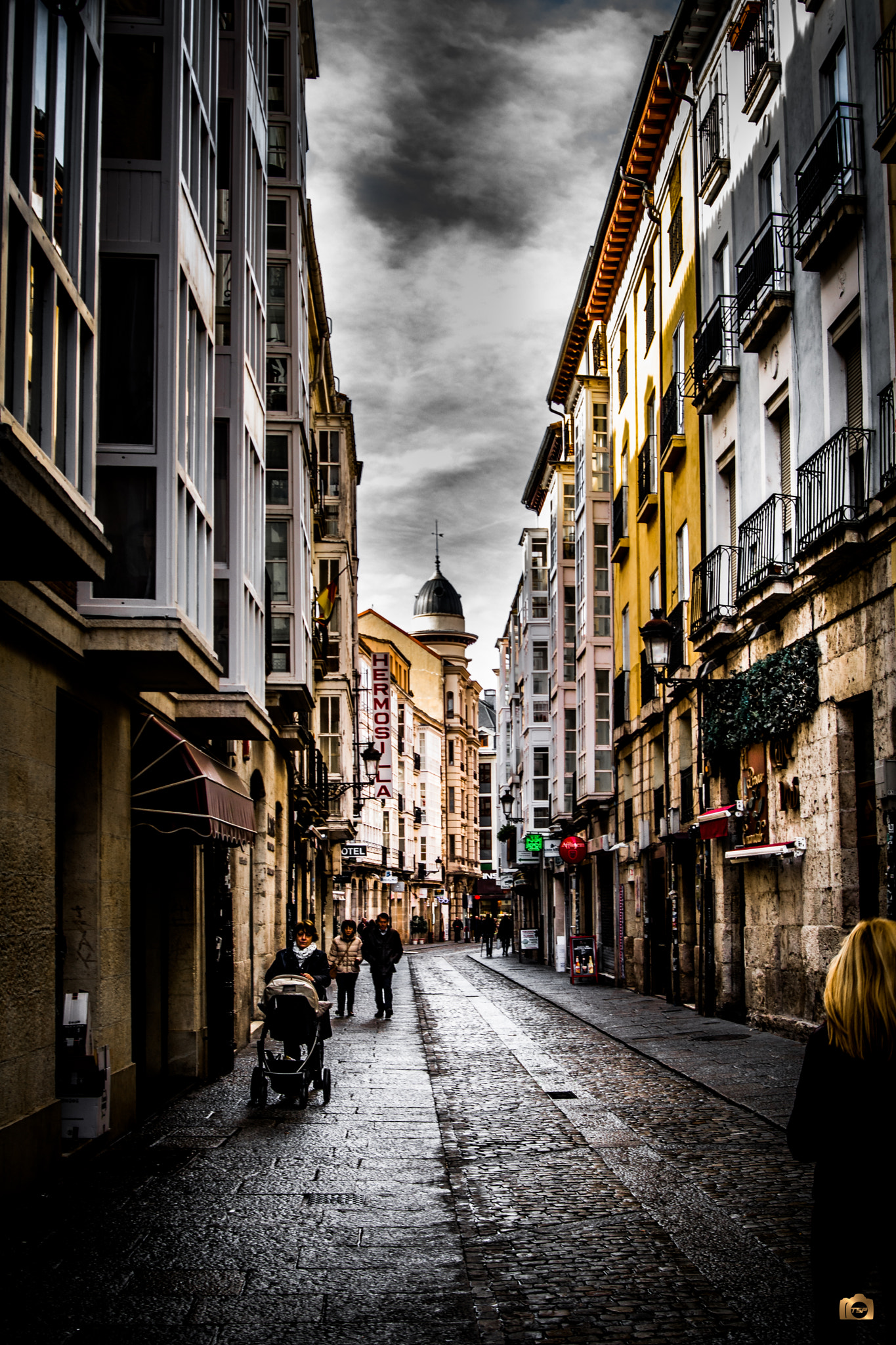 AF Zoom-Nikkor 28-70mm f/3.5-4.5 sample photo. Urban series - the alleys of burgos photography