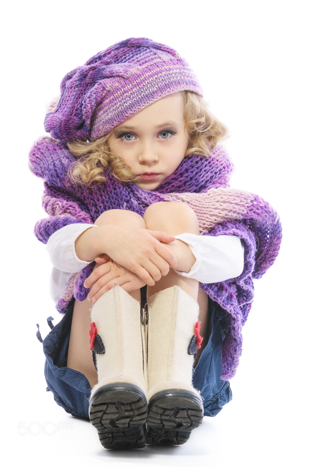 Nikon D5300 + Tamron SP AF 70-200mm F2.8 Di LD (IF) MACRO sample photo. Girl dressed in a bright purple knitted scarf and hat. photography