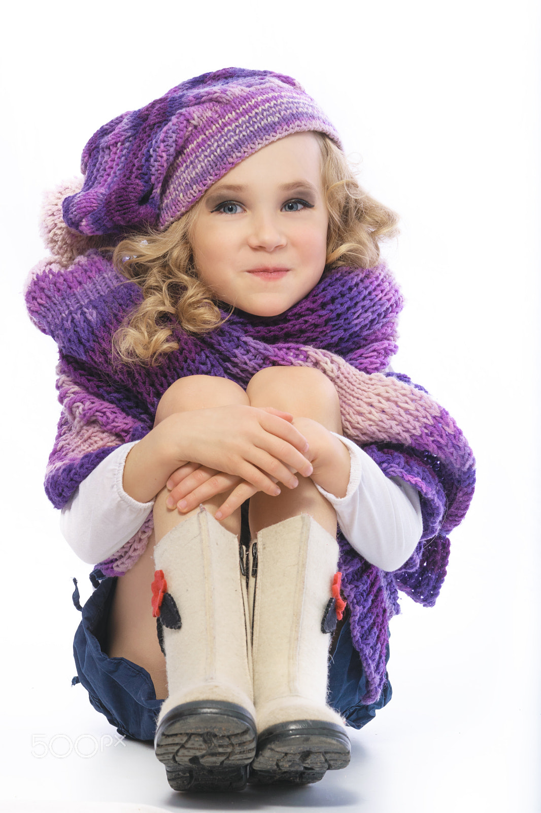 Nikon D5300 + Tamron SP AF 70-200mm F2.8 Di LD (IF) MACRO sample photo. Girl dressed in a bright purple knitted scarf and hat. photography