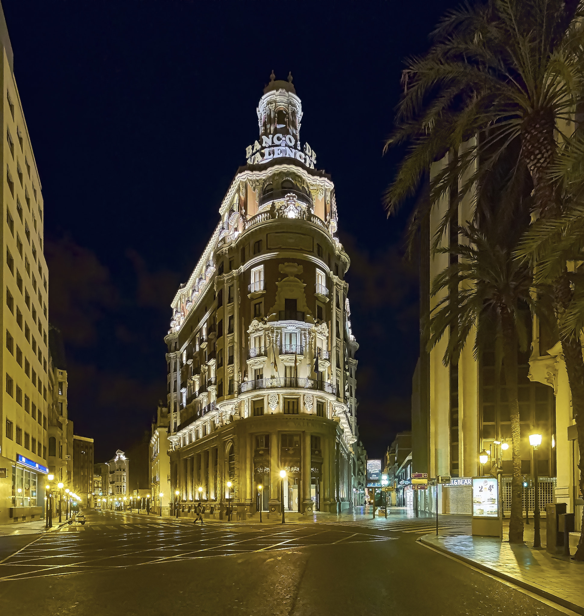 Fujifilm X-T1 + Tokina AT-X Pro 11-16mm F2.8 DX II sample photo. Antiguo edificio del banco de valencia photography