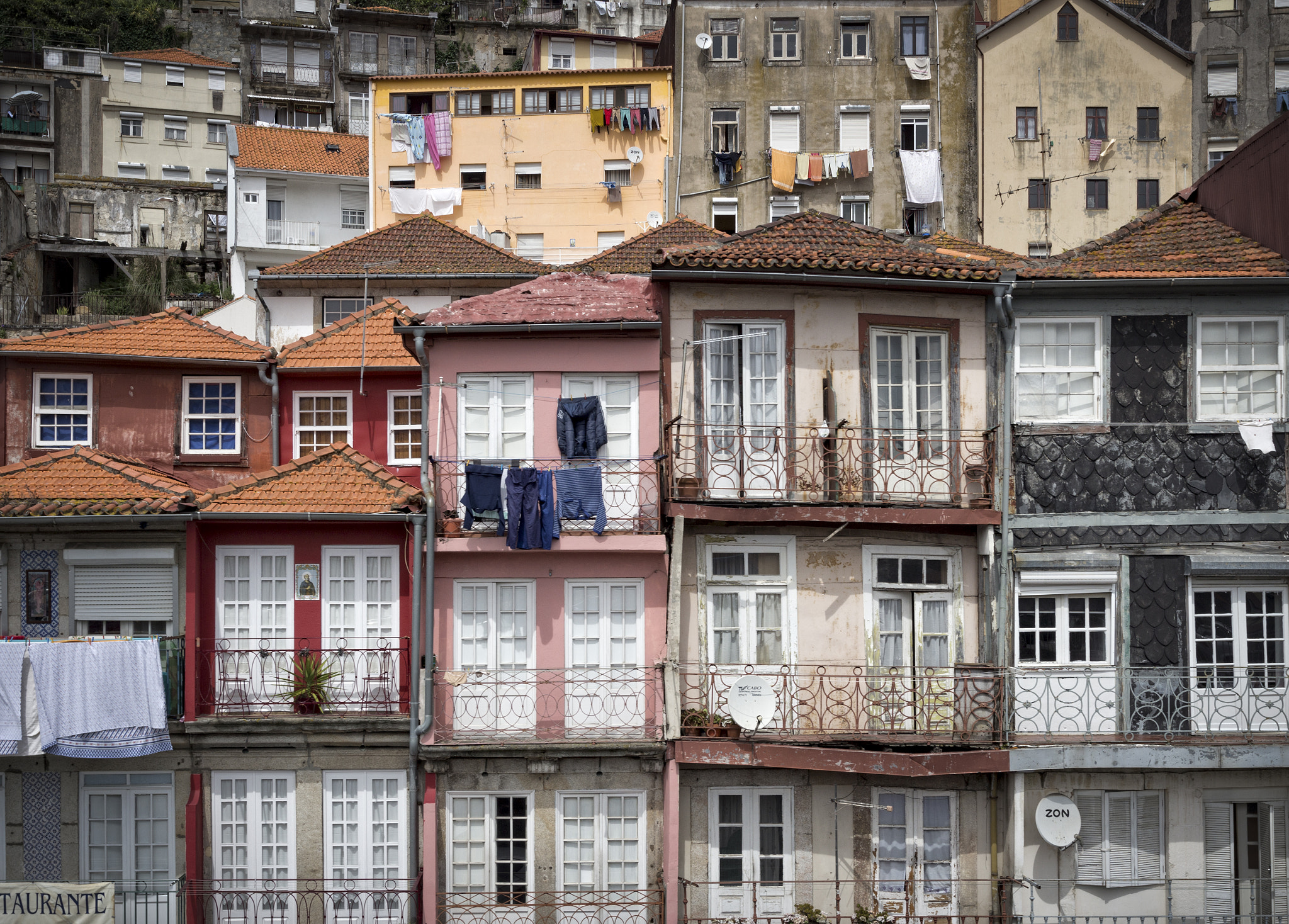 Canon EOS 100D (EOS Rebel SL1 / EOS Kiss X7) + Canon EF 17-40mm F4L USM sample photo. Balconies of porto photography