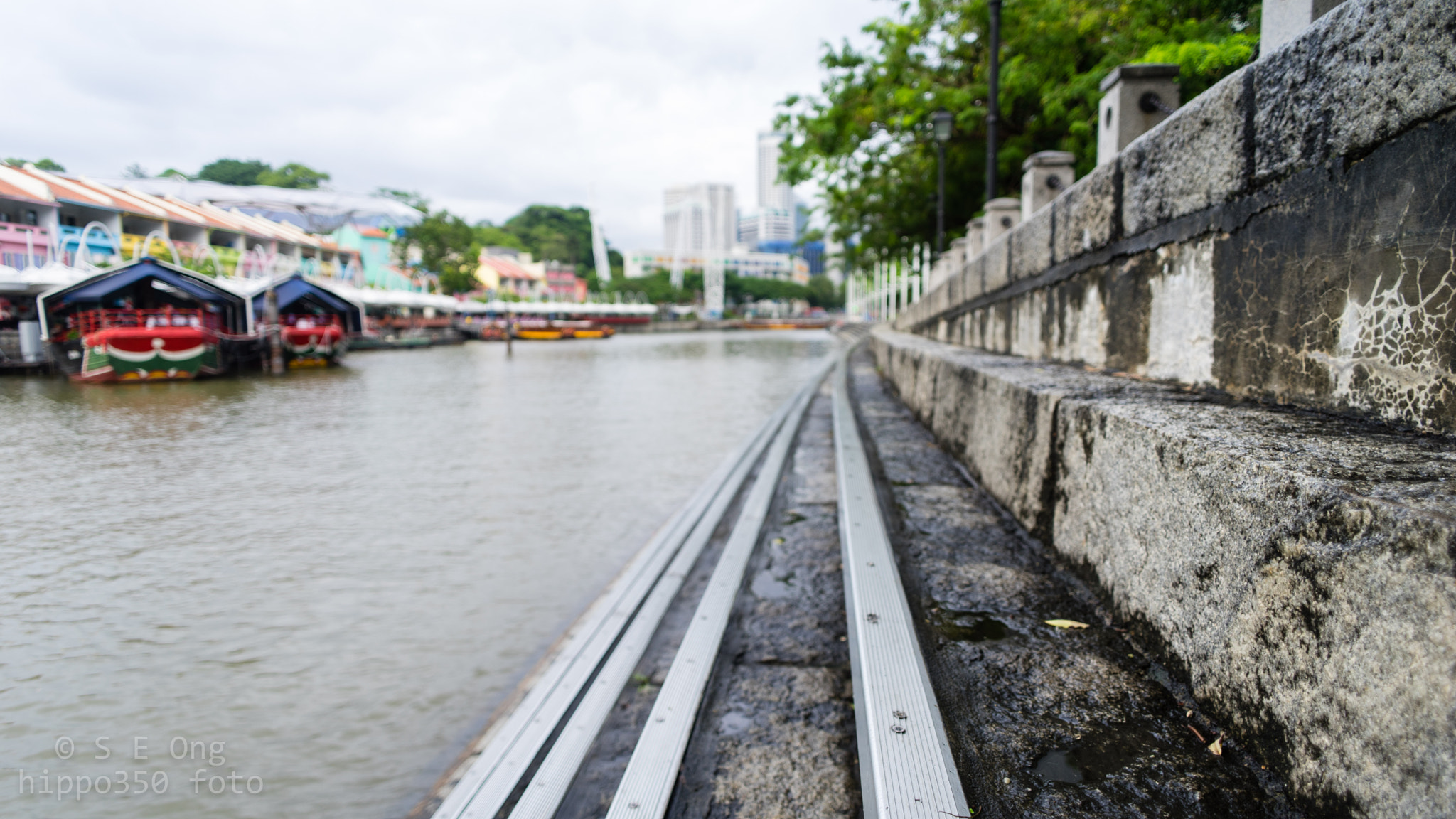 Sony a7 + Sony 20mm F2.8 sample photo. Melancholic steps at singapore river photography