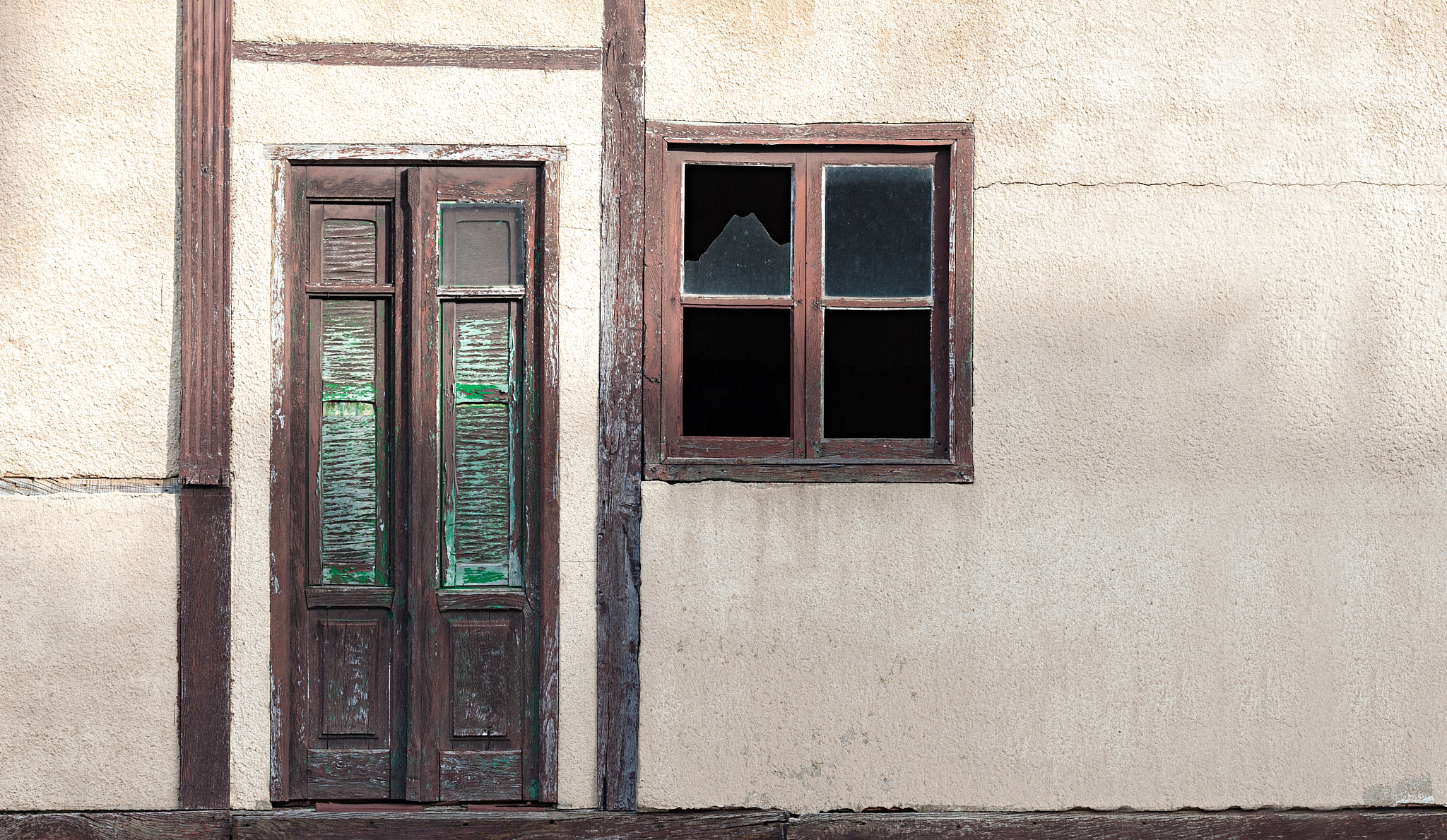 Canon EOS 30D + Canon EF 100mm F2.8 Macro USM sample photo. Old house wall photography