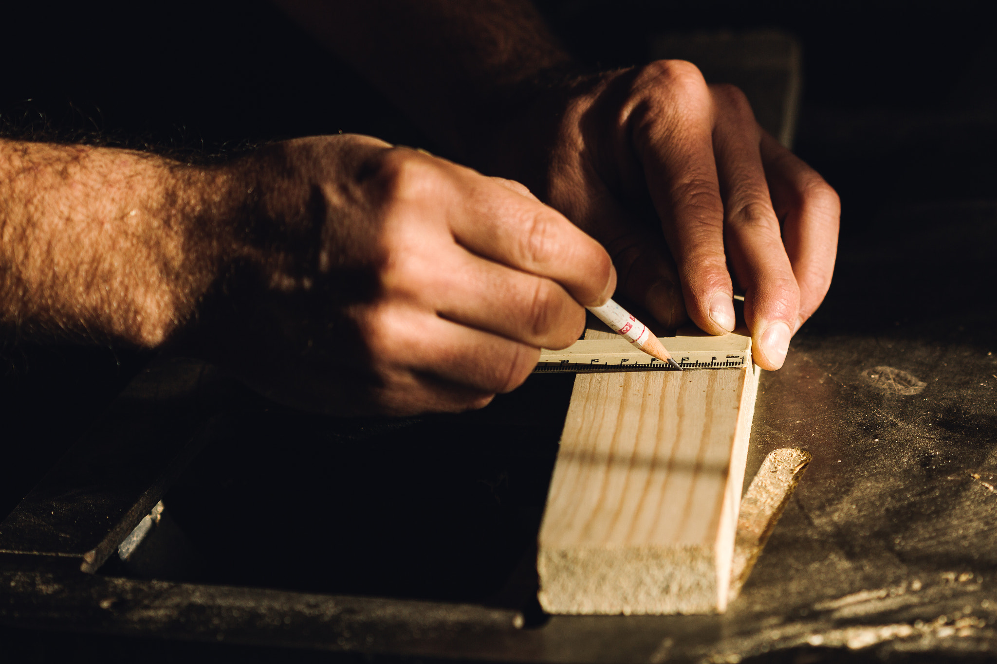 Canon EOS 600D (Rebel EOS T3i / EOS Kiss X5) + Canon EF 100mm F2.8 Macro USM sample photo. Cropped hand of a carpenter taking measurement of a wooden plank photography