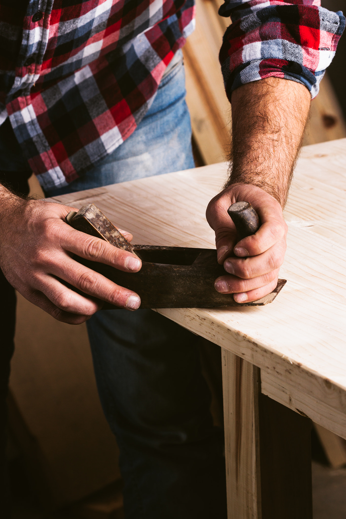 Canon EOS 600D (Rebel EOS T3i / EOS Kiss X5) + Canon EF 100mm F2.8 Macro USM sample photo. Hands of a carpenter planed wood photography