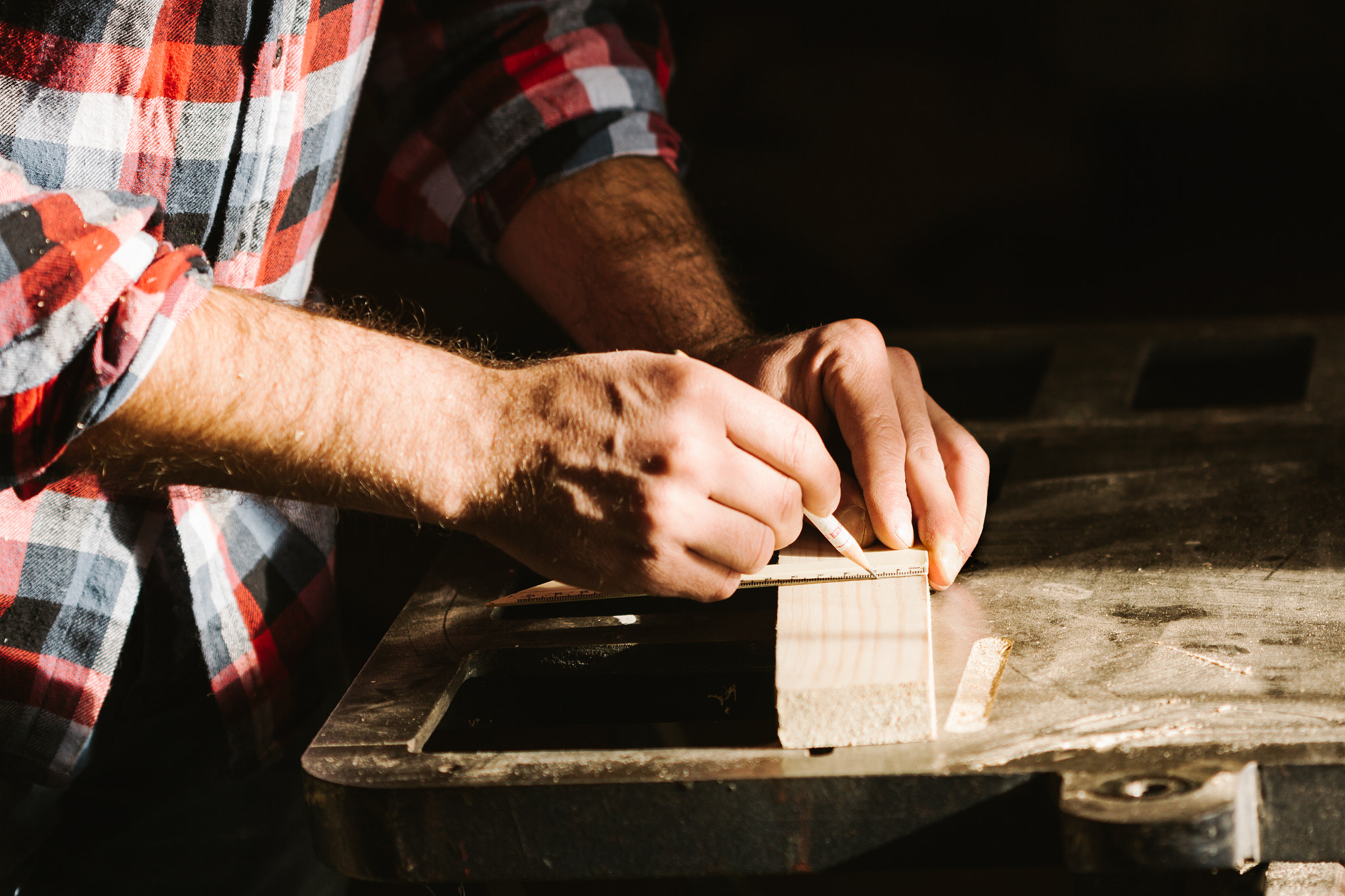 Canon EOS 600D (Rebel EOS T3i / EOS Kiss X5) + Canon EF 100mm F2.8 Macro USM sample photo. Cropped hand of a carpenter taking measurement of a wooden plank photography