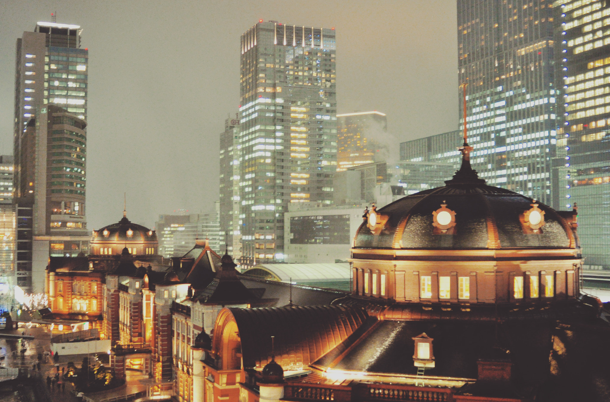 Nikon D90 + AF Nikkor 28mm f/2.8 sample photo. Tokyo station photography