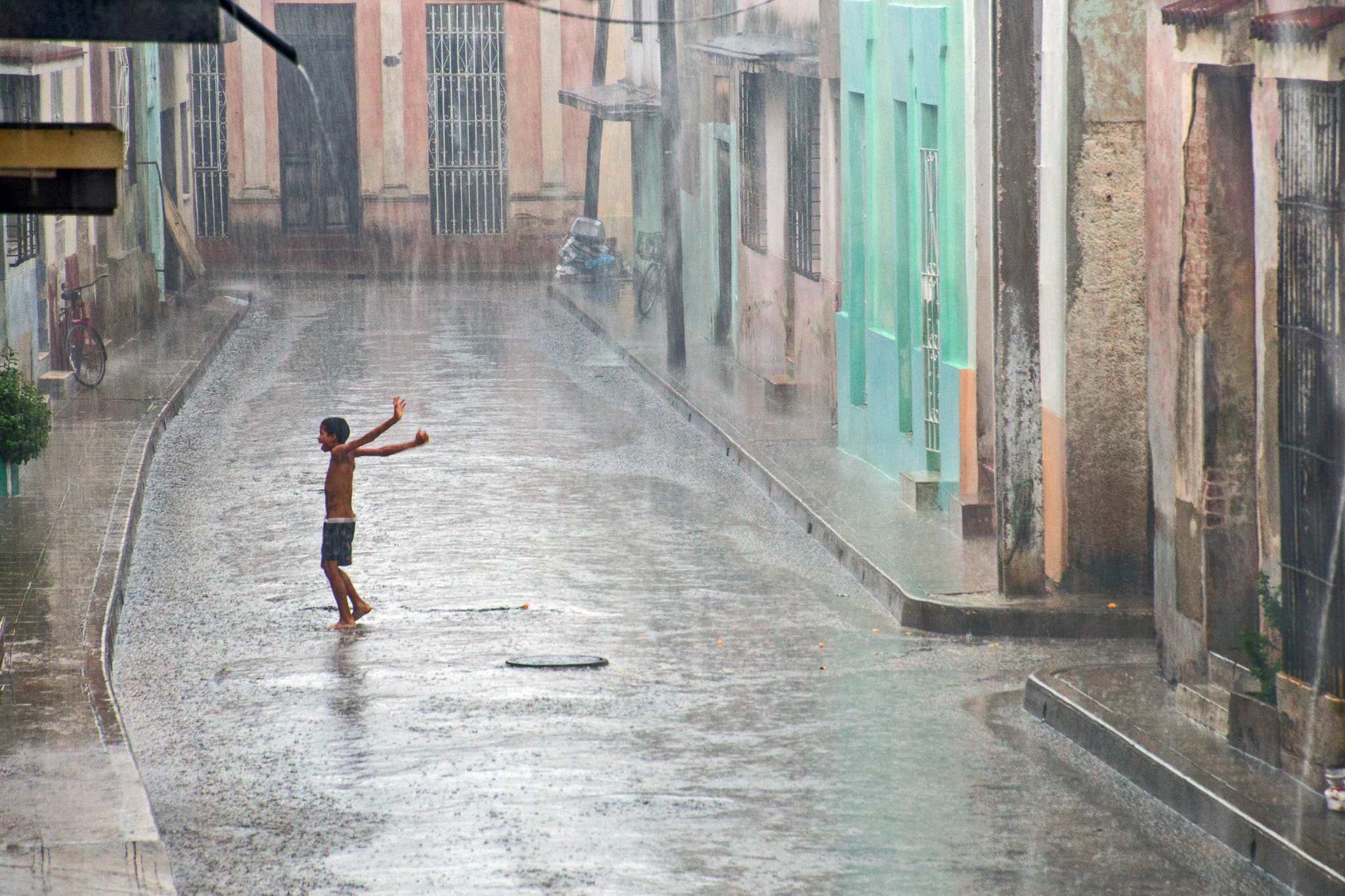 Tamron 16-300mm F3.5-6.3 Di II VC PZD Macro sample photo. Dancing in the rain photography