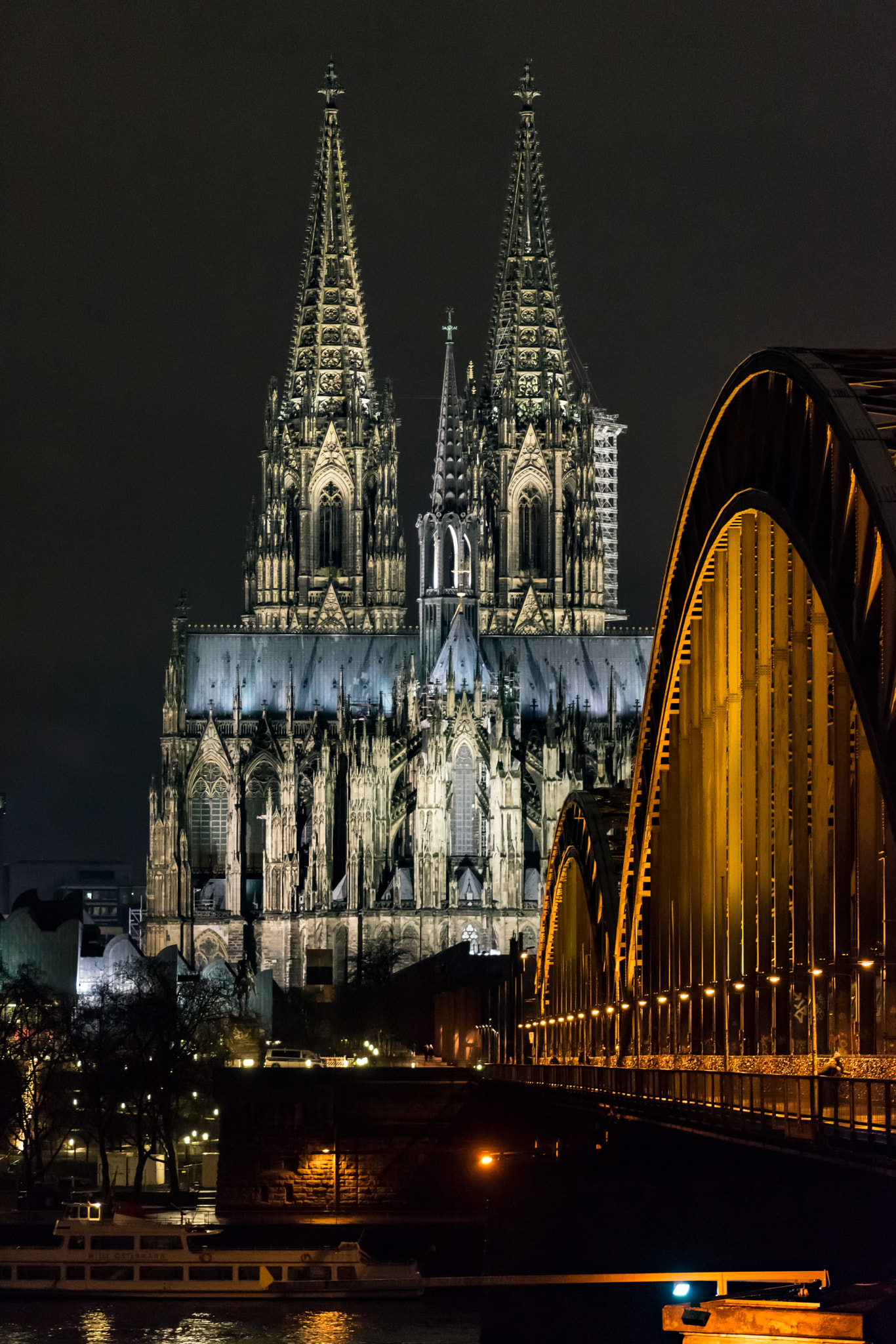 Sony Sonnar T* 135mm F1.8 ZA sample photo. Cologne cathedral (kölner dom) photography