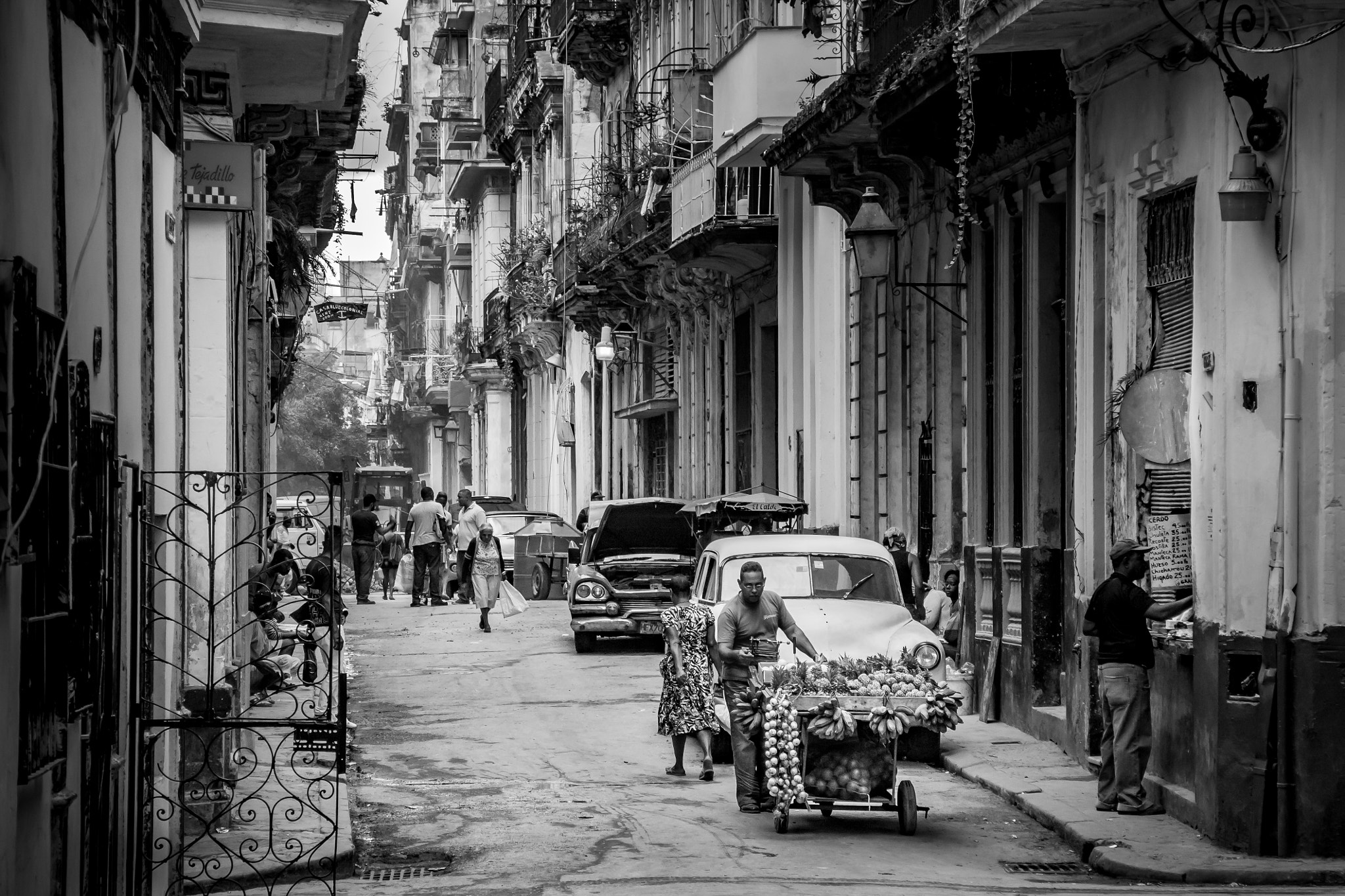 Nikon 1 V2 sample photo. Banana cart photography