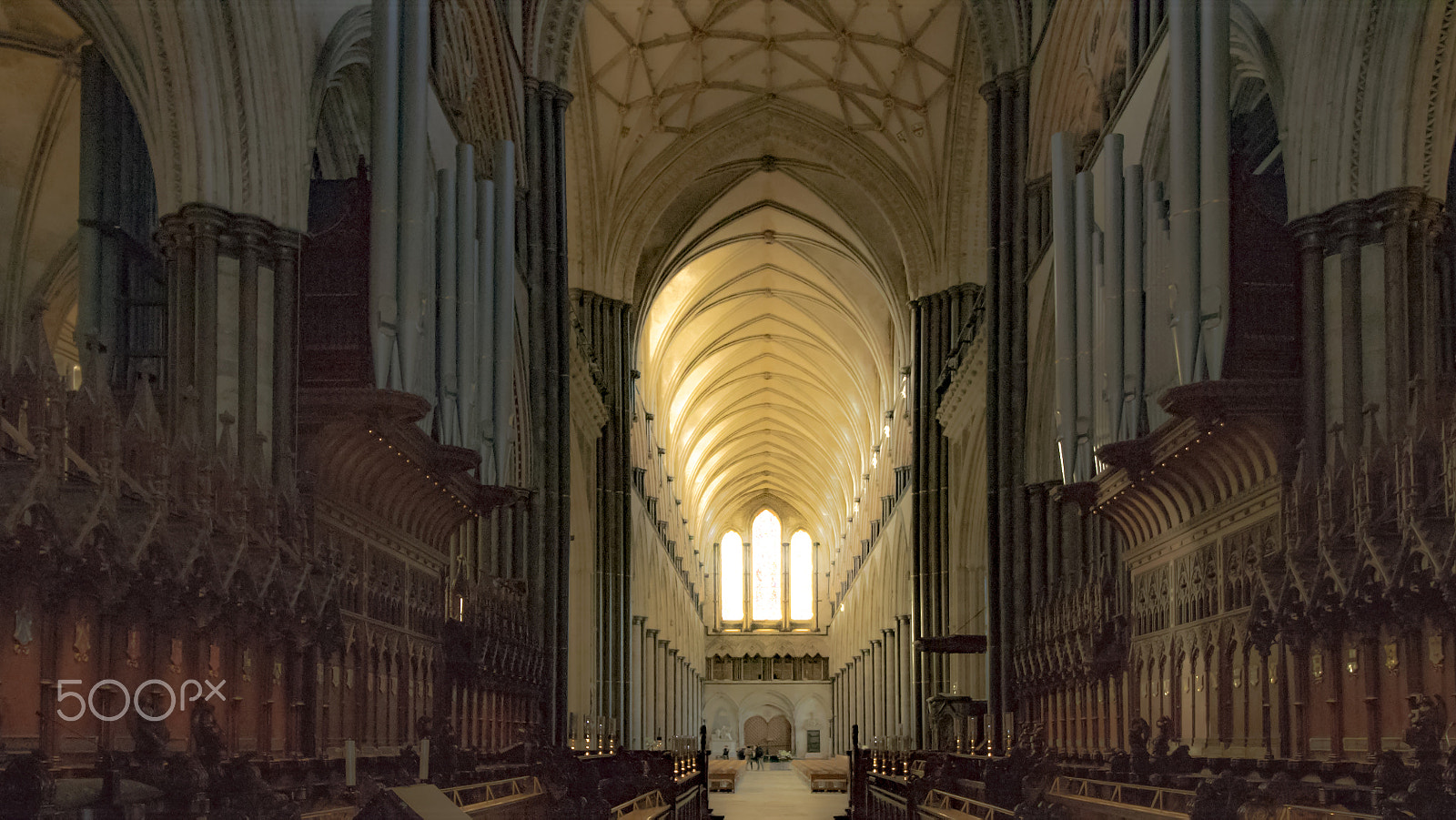 Canon EOS 750D (EOS Rebel T6i / EOS Kiss X8i) + Canon EF-S 10-18mm F4.5–5.6 IS STM sample photo. Salisbury cathedral quire and nave photography