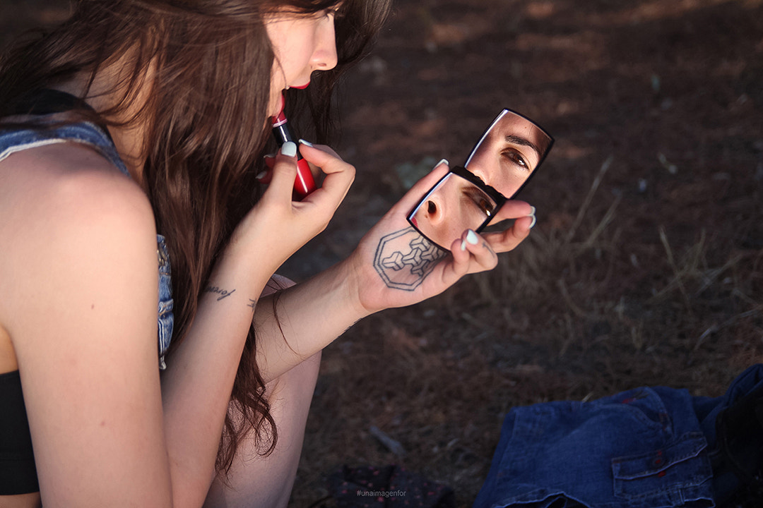 Canon EOS 650D (EOS Rebel T4i / EOS Kiss X6i) + Sigma 18-50mm f/2.8 Macro sample photo. Nuria. eyes in mirror are closer than they appear photography