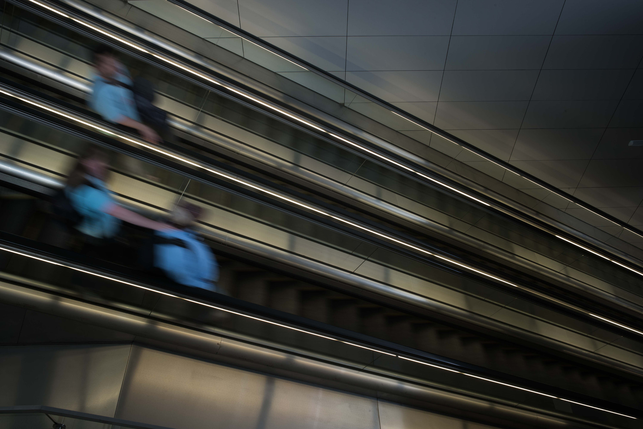 Summicron-M 1:2/28 ASPH. sample photo. Three blue shirts on escalator photography