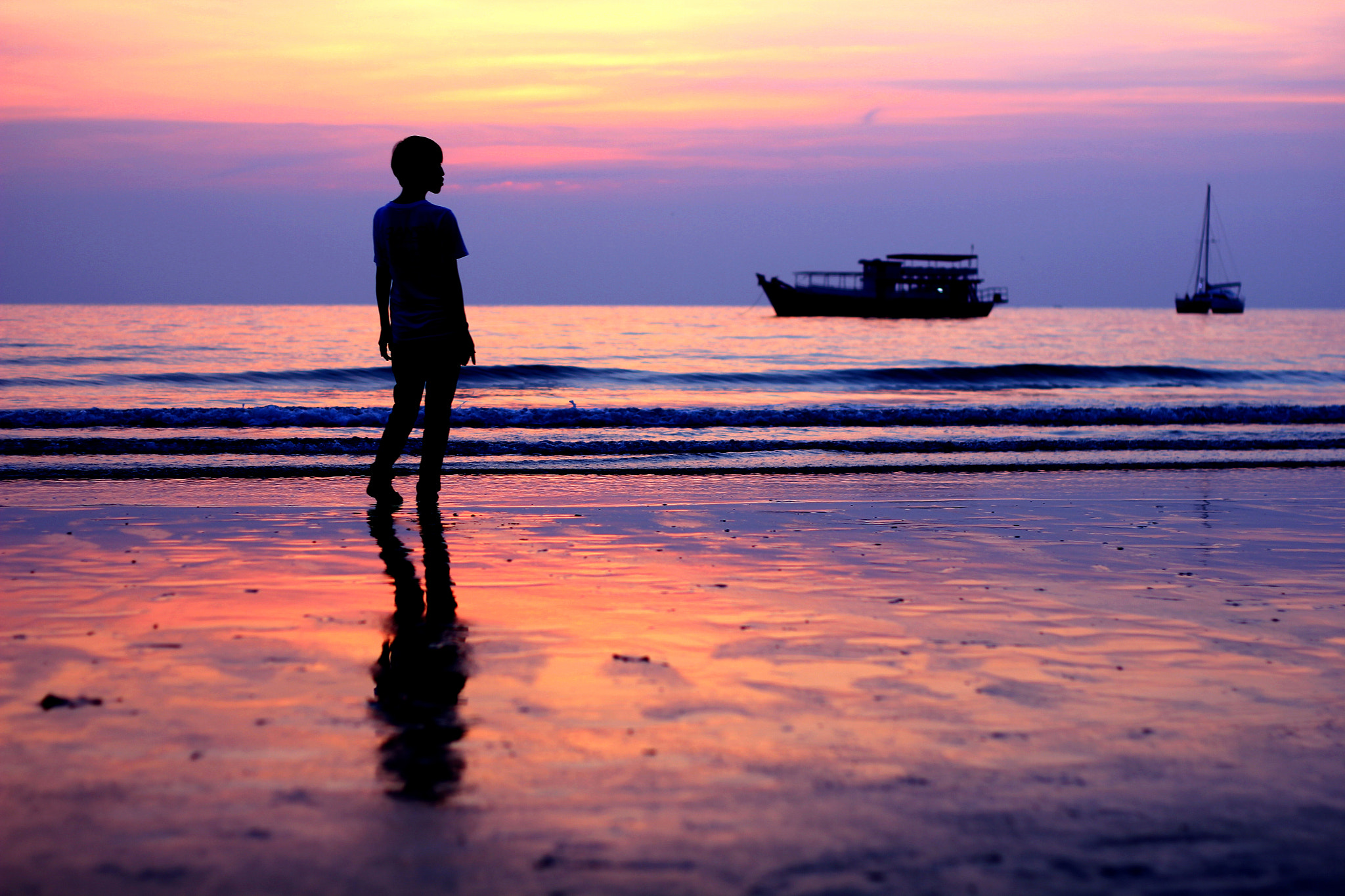 Canon EOS 550D (EOS Rebel T2i / EOS Kiss X4) + Canon EF 50mm F1.8 II sample photo. Silhouette of female  on a beach photography