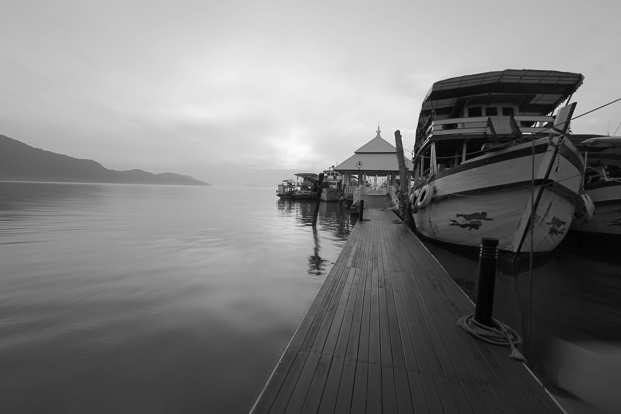 Canon EOS 550D (EOS Rebel T2i / EOS Kiss X4) sample photo. Black and white sunset on the sea photography