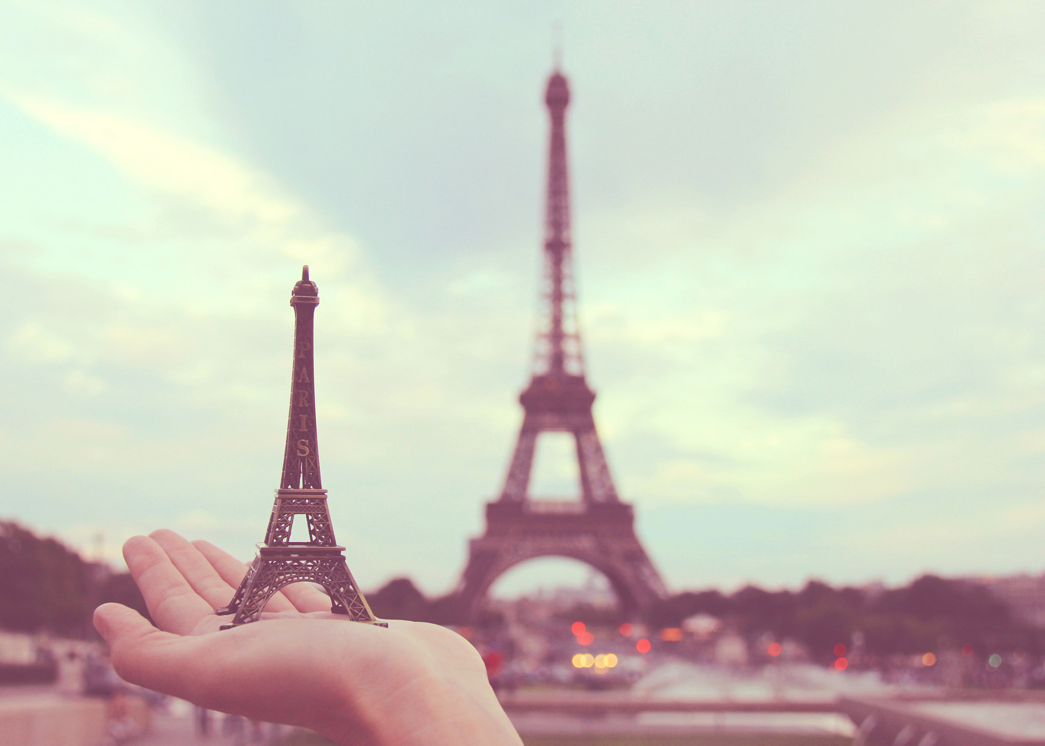 18.0 - 200.0 mm sample photo. Hand holding eiffel tower model in paris photography