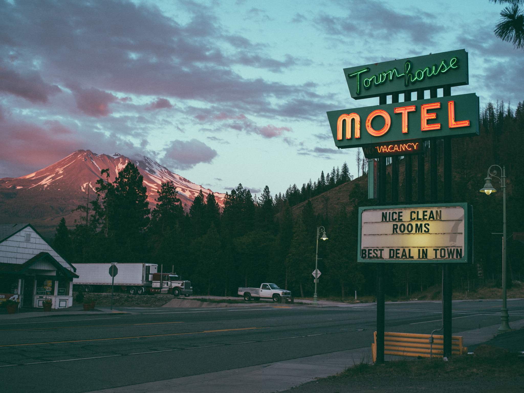 Pentax 645D sample photo. Weed townhouse motel photography